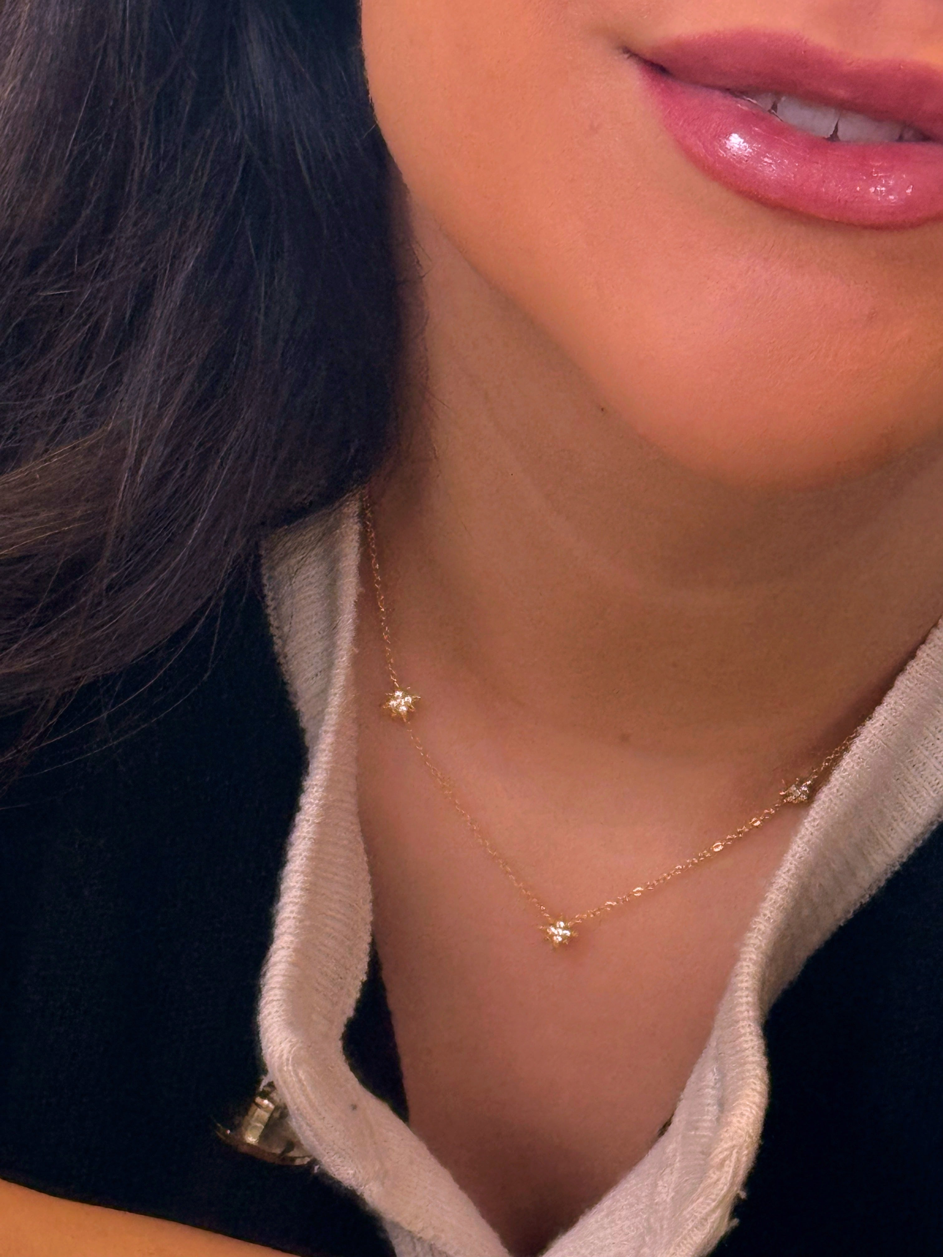 Colar com estrelinhas e brilhantes | Dourado