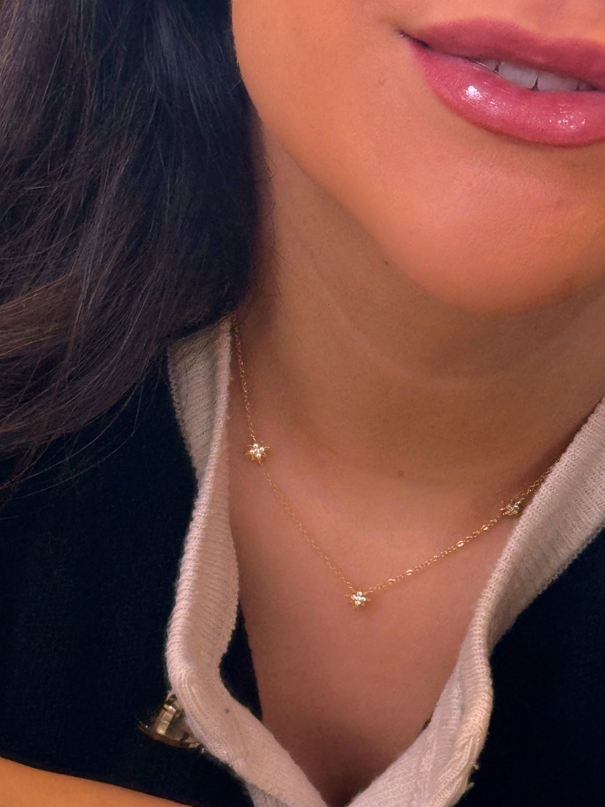 Colar com estrelinhas e brilhantes | Dourado