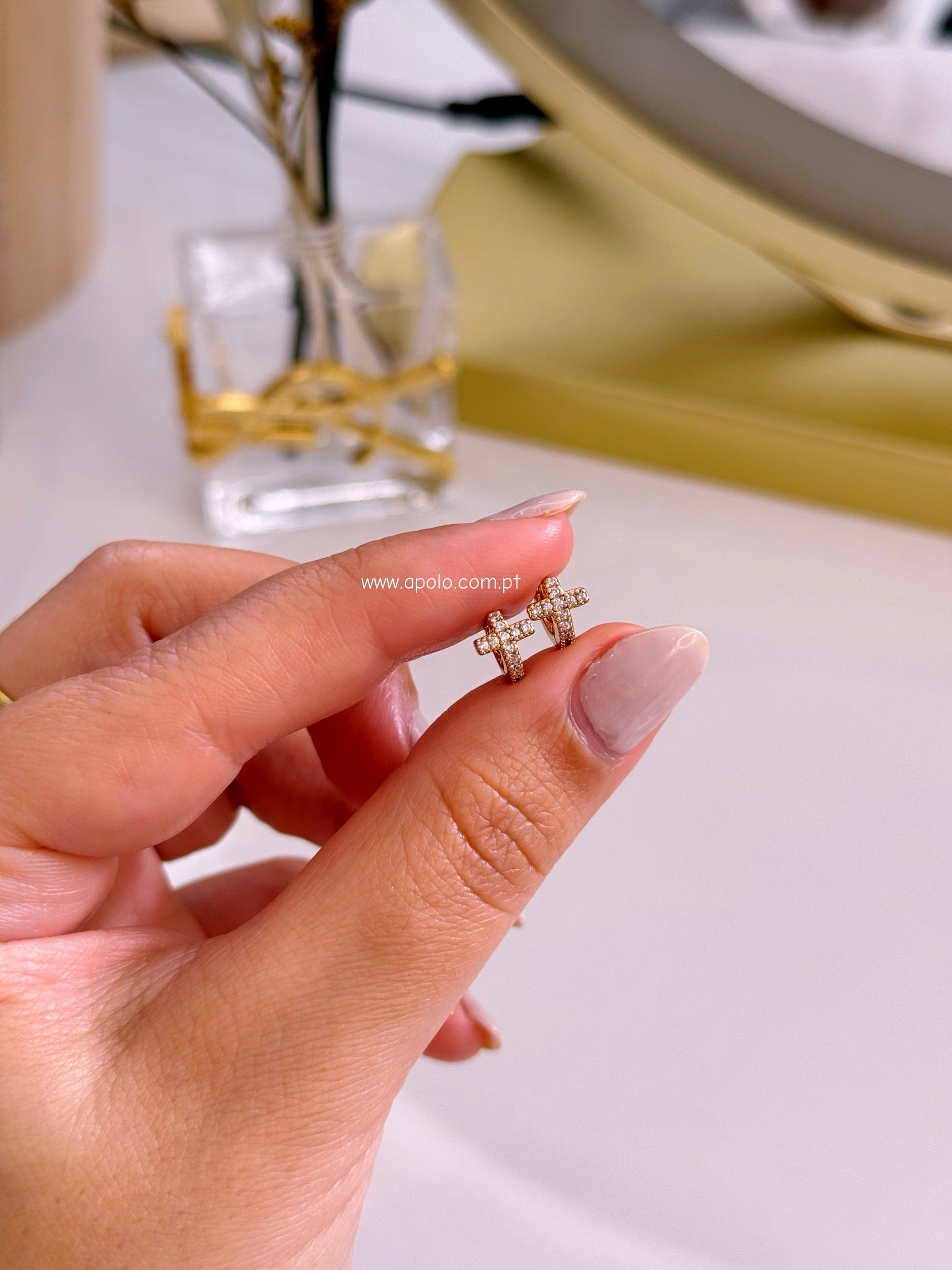 Mini argolinhas cruz com brilhantes | Especiais 2°/3° furo • Rose Gold