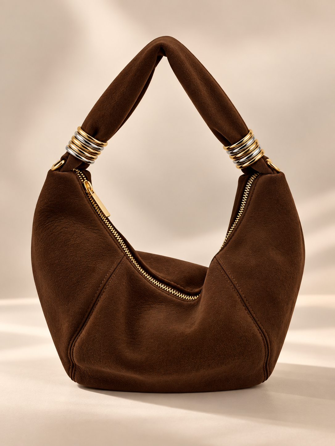 Mala de ombro estilo hobo com mix de argolas metálicas | Camel • toque aveludado