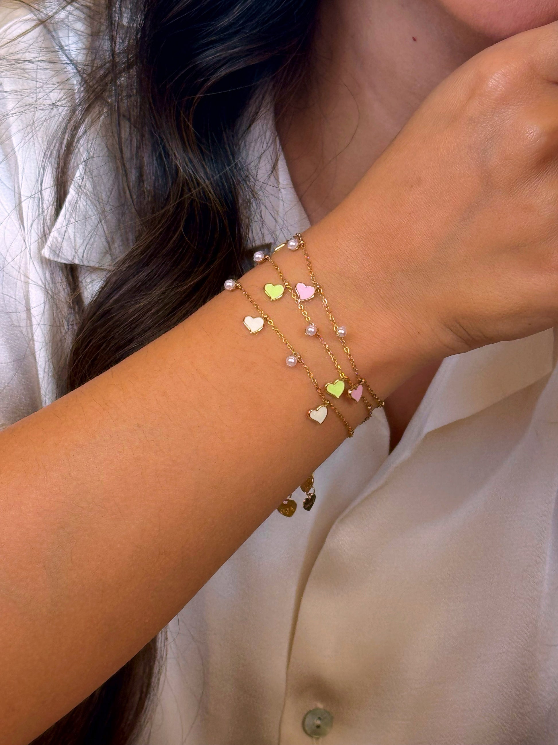 Pulseira delicada • corações em esmalte mini pérolas | 3 Cores