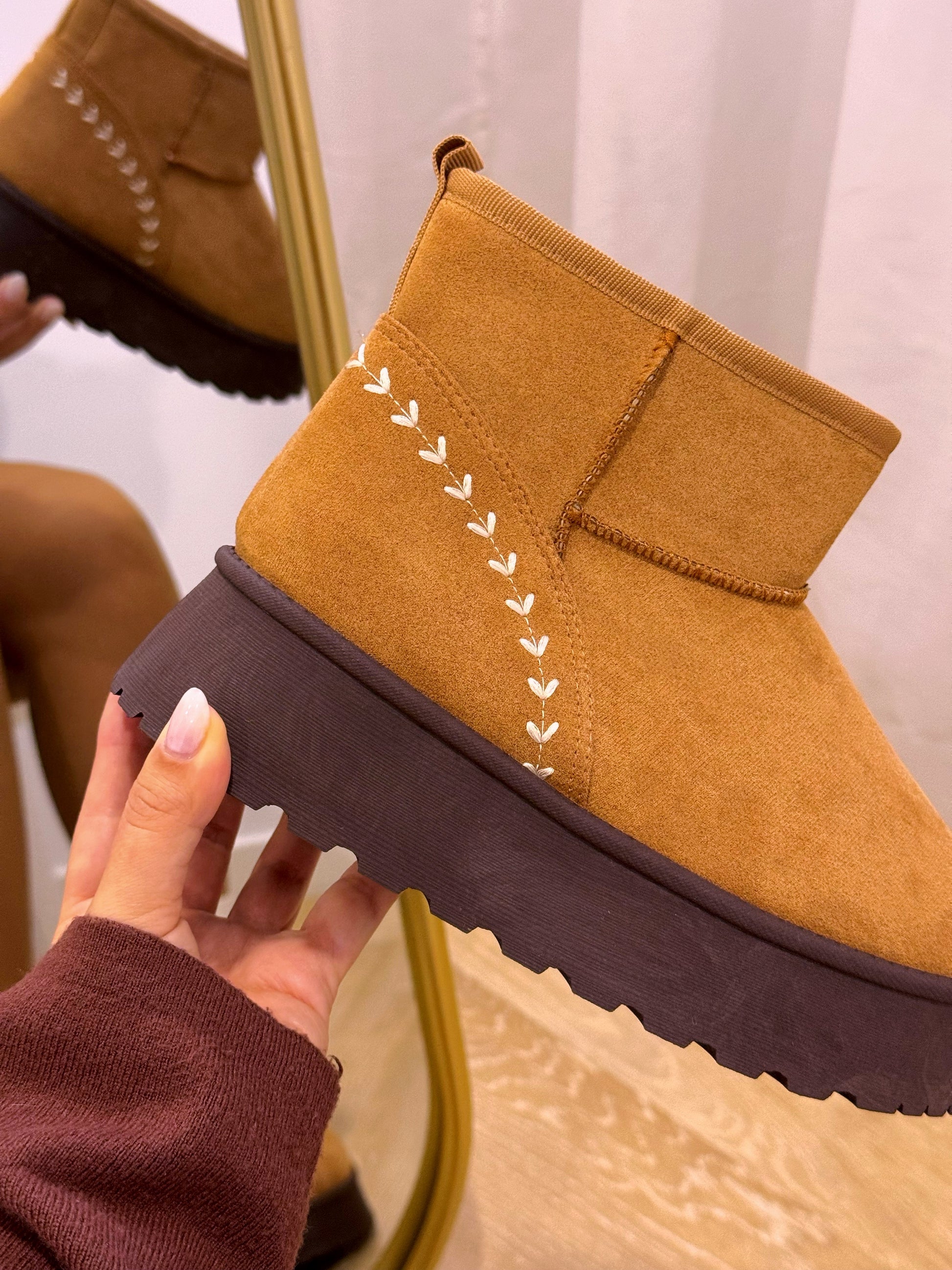 Bota pantufa com pelinho e detalhe bordado | Camel