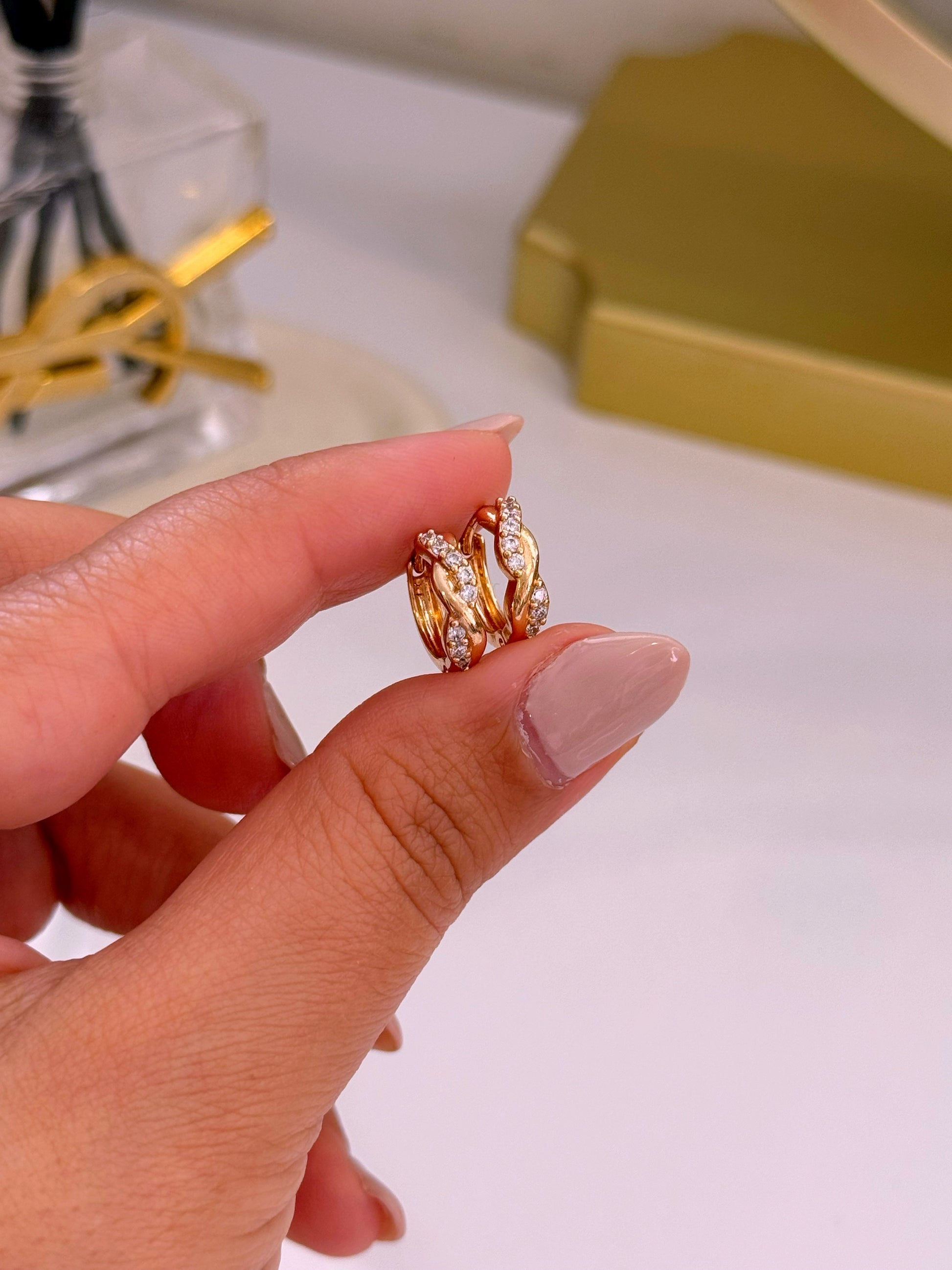 Argolinhas efeito entrelaçado com brilhantes | Rose Gold
