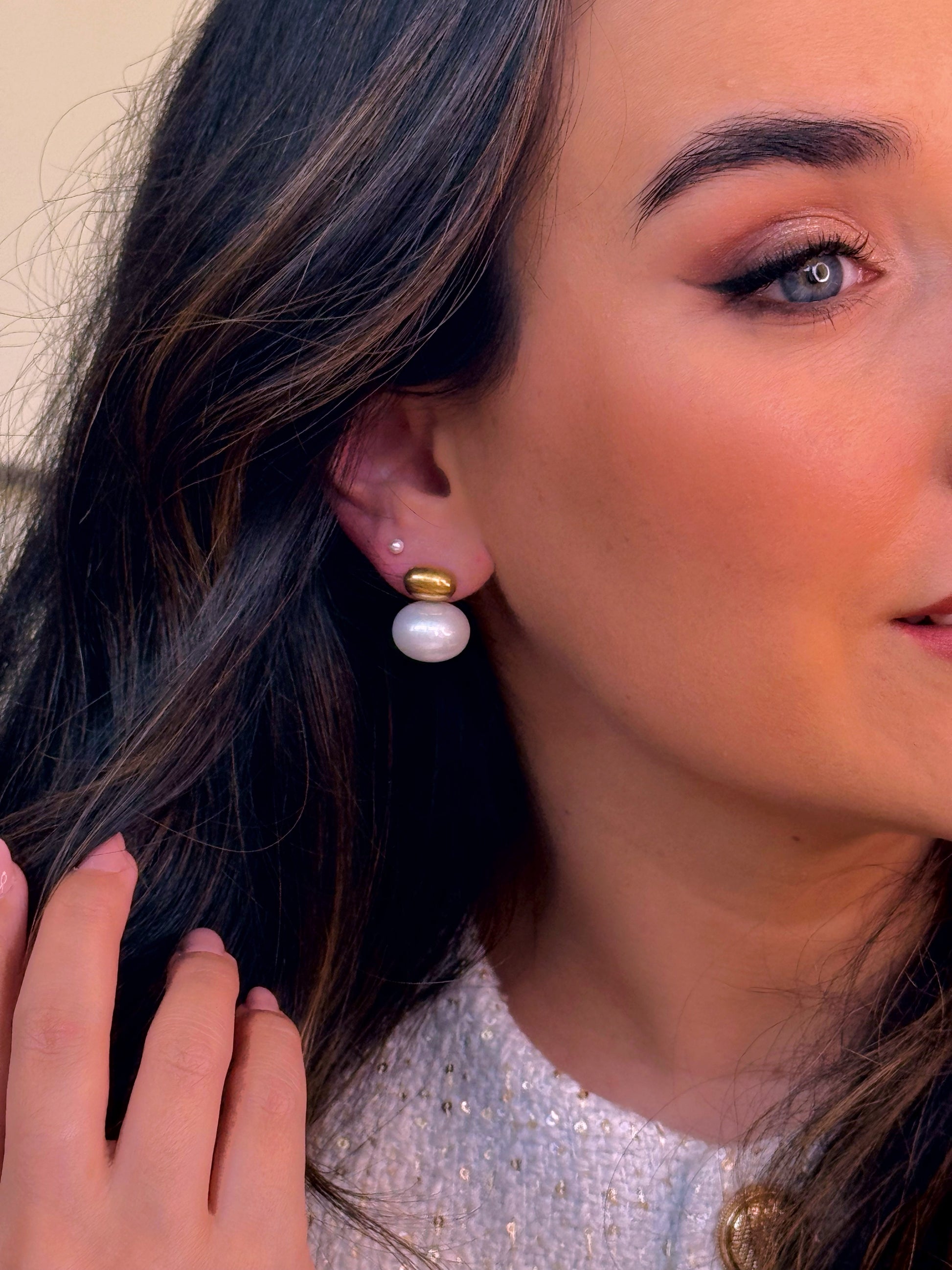Brincos elegantes com detalhe oval e pérola irregular | Dourado
