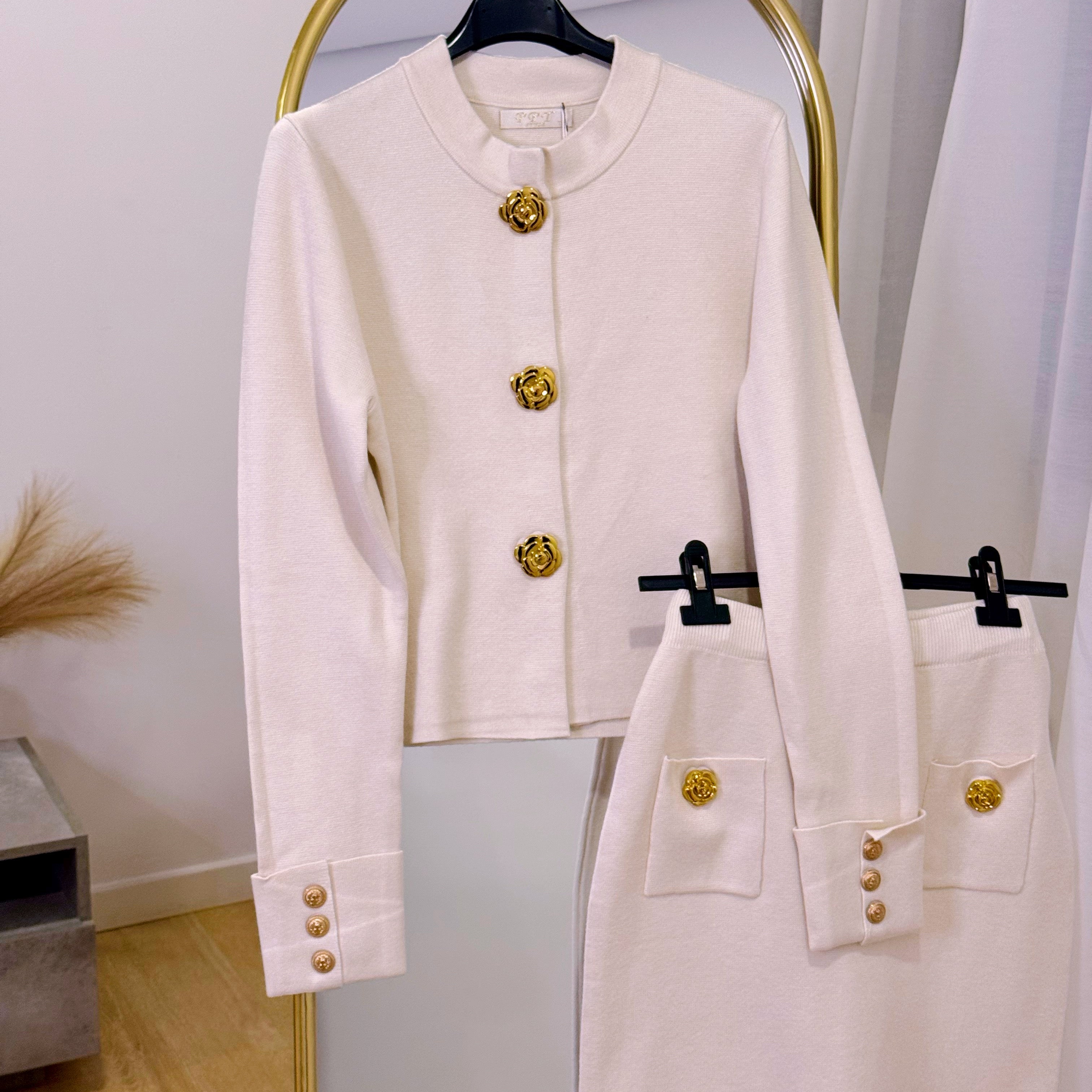 Conjunto de malha elegante • Saia e Cardigan | Branco