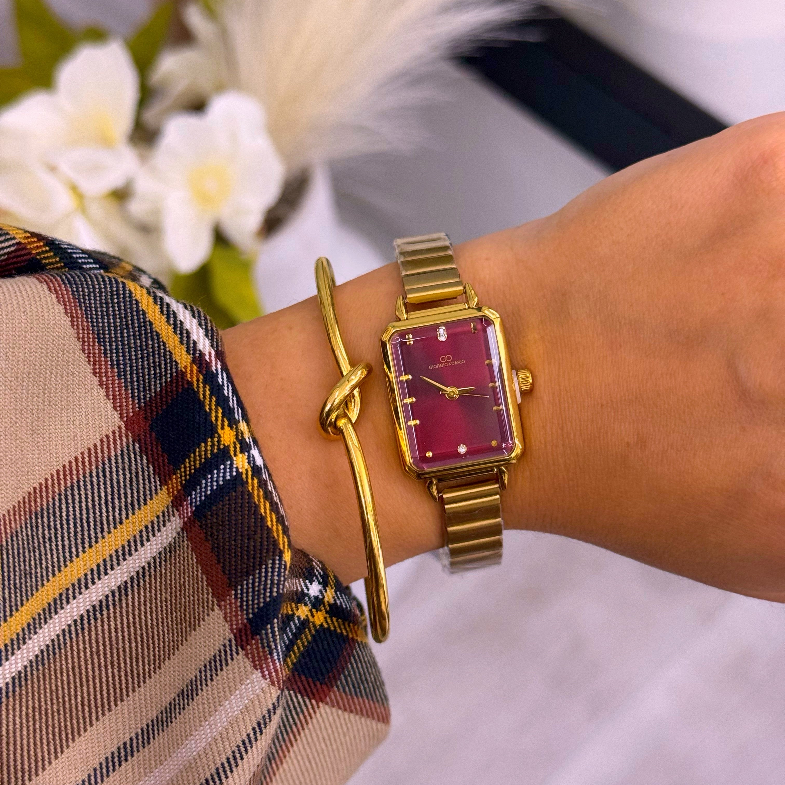 Relógio analógico dourado com mostrador retangular | Bordô