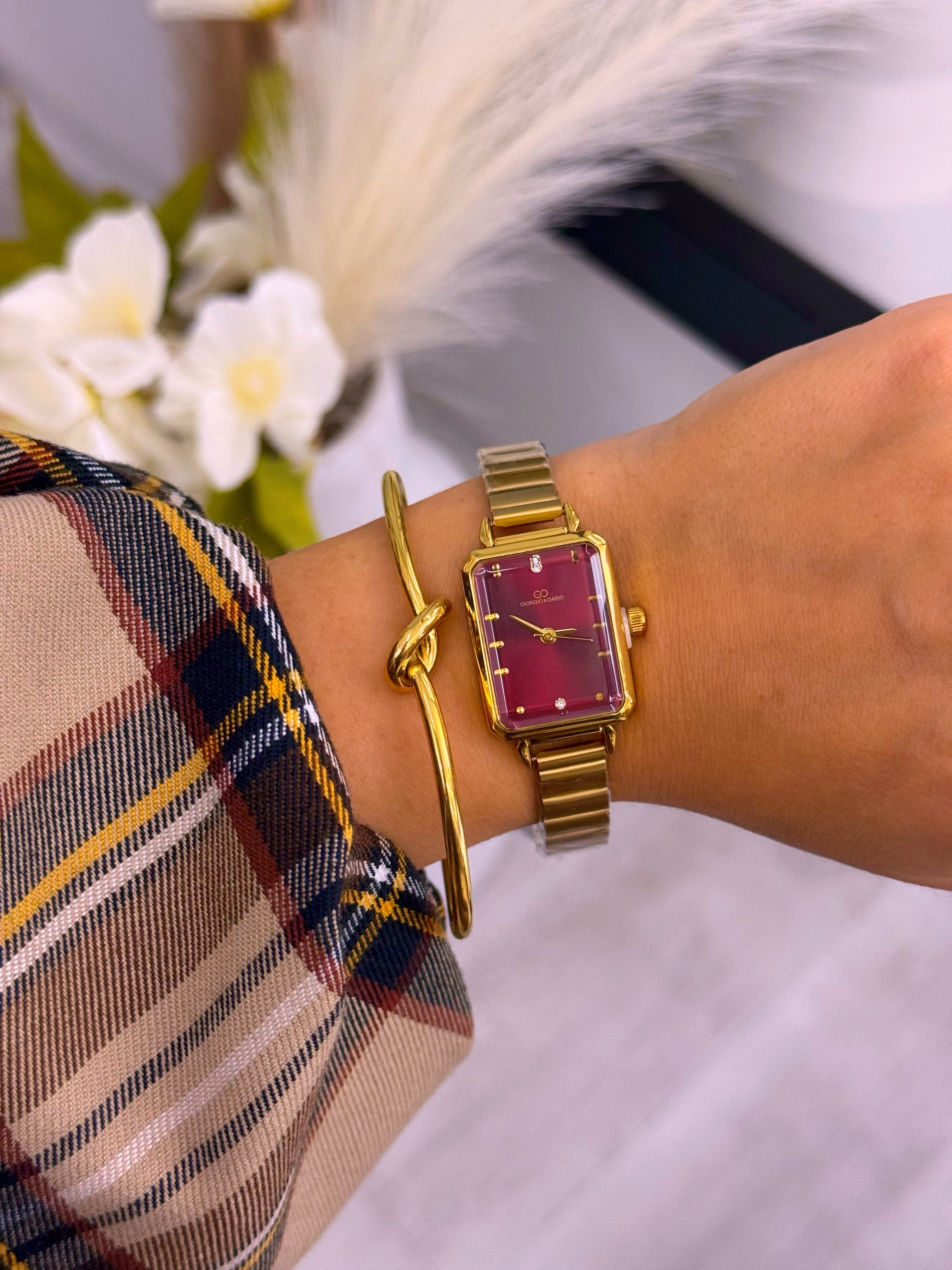 Relógio analógico dourado com mostrador retangular | Bordô