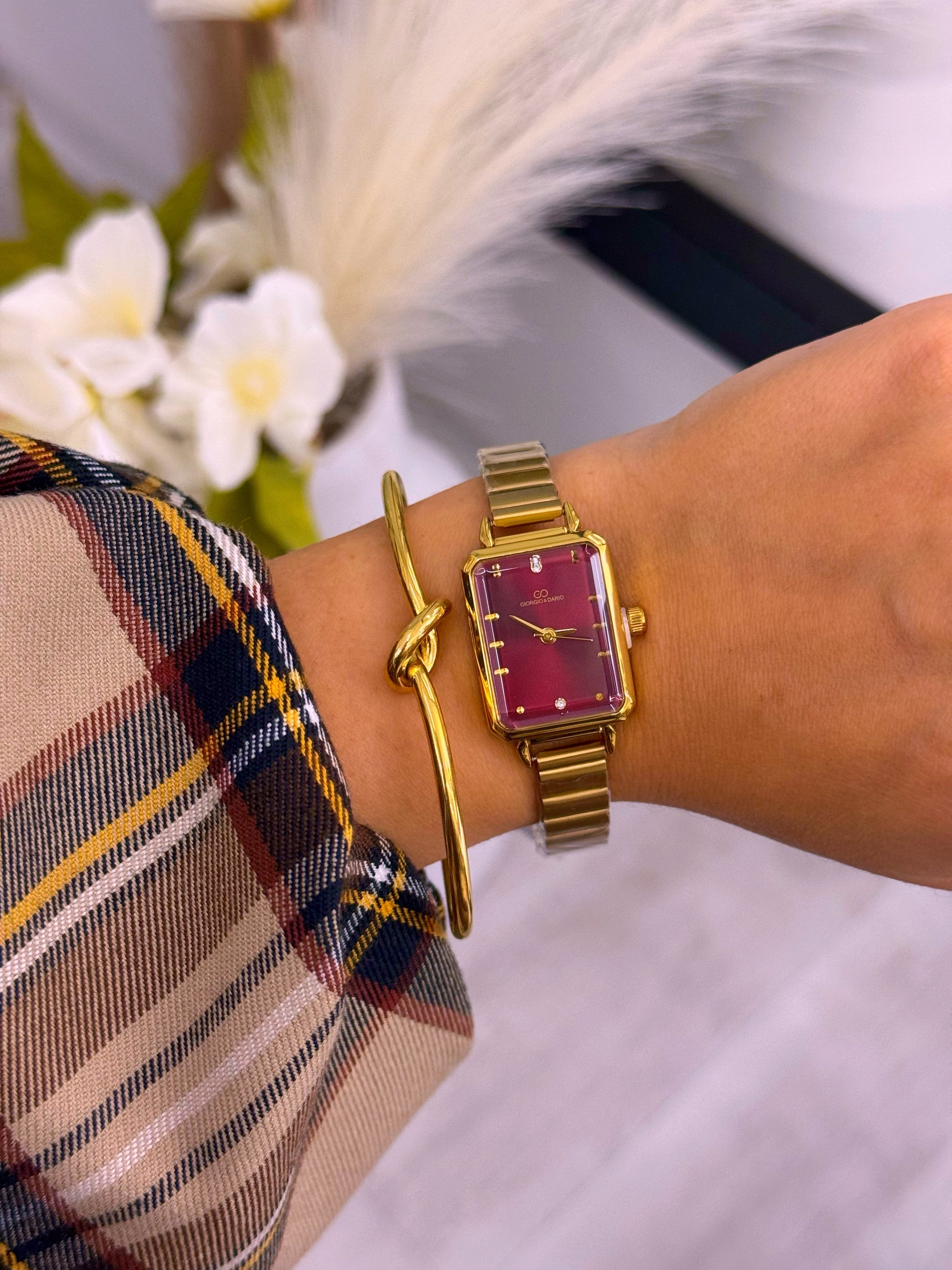 Relógio analógico dourado com mostrador retangular | Bordô