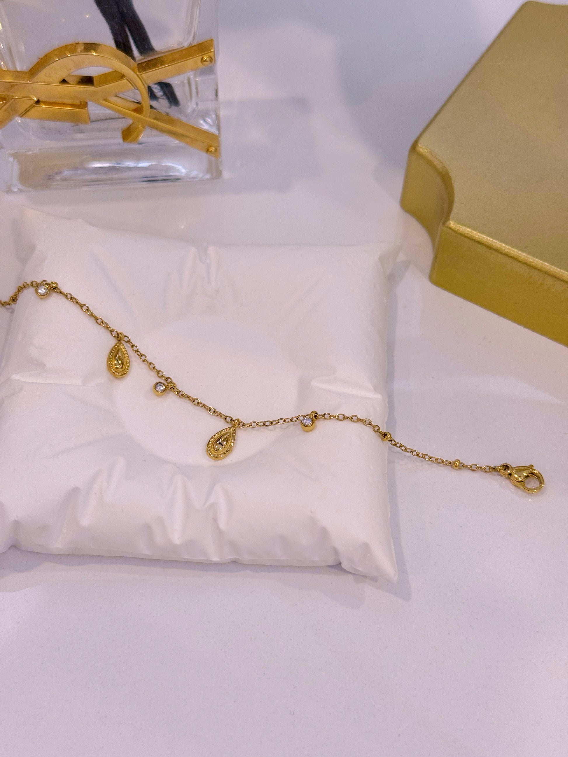 Pulseira delicada com gotinhas e brilhantes | Dourada