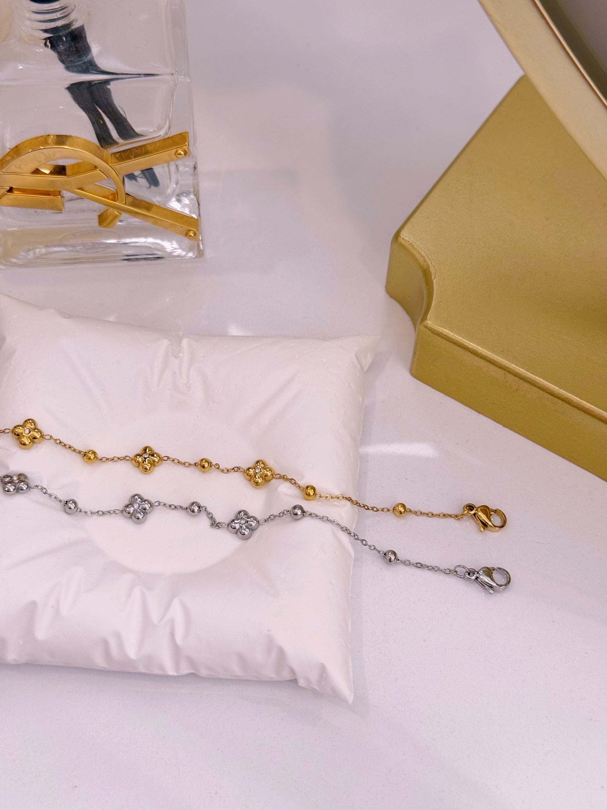 Pulseira com mini flores com brilhantes e bolinhas | 2 Cores