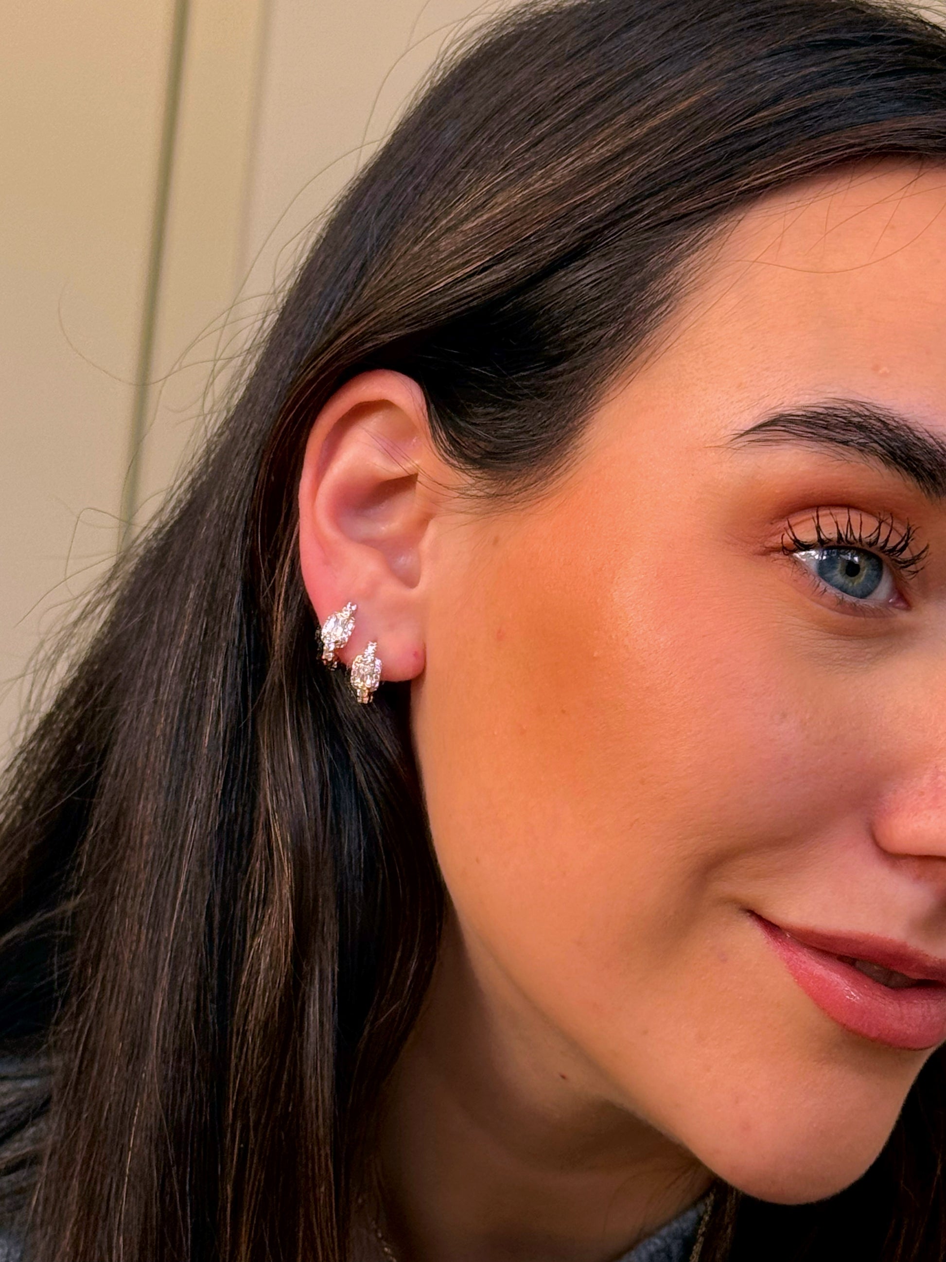Argolinhas com brilhantes e pedra retangular | Rose Gold