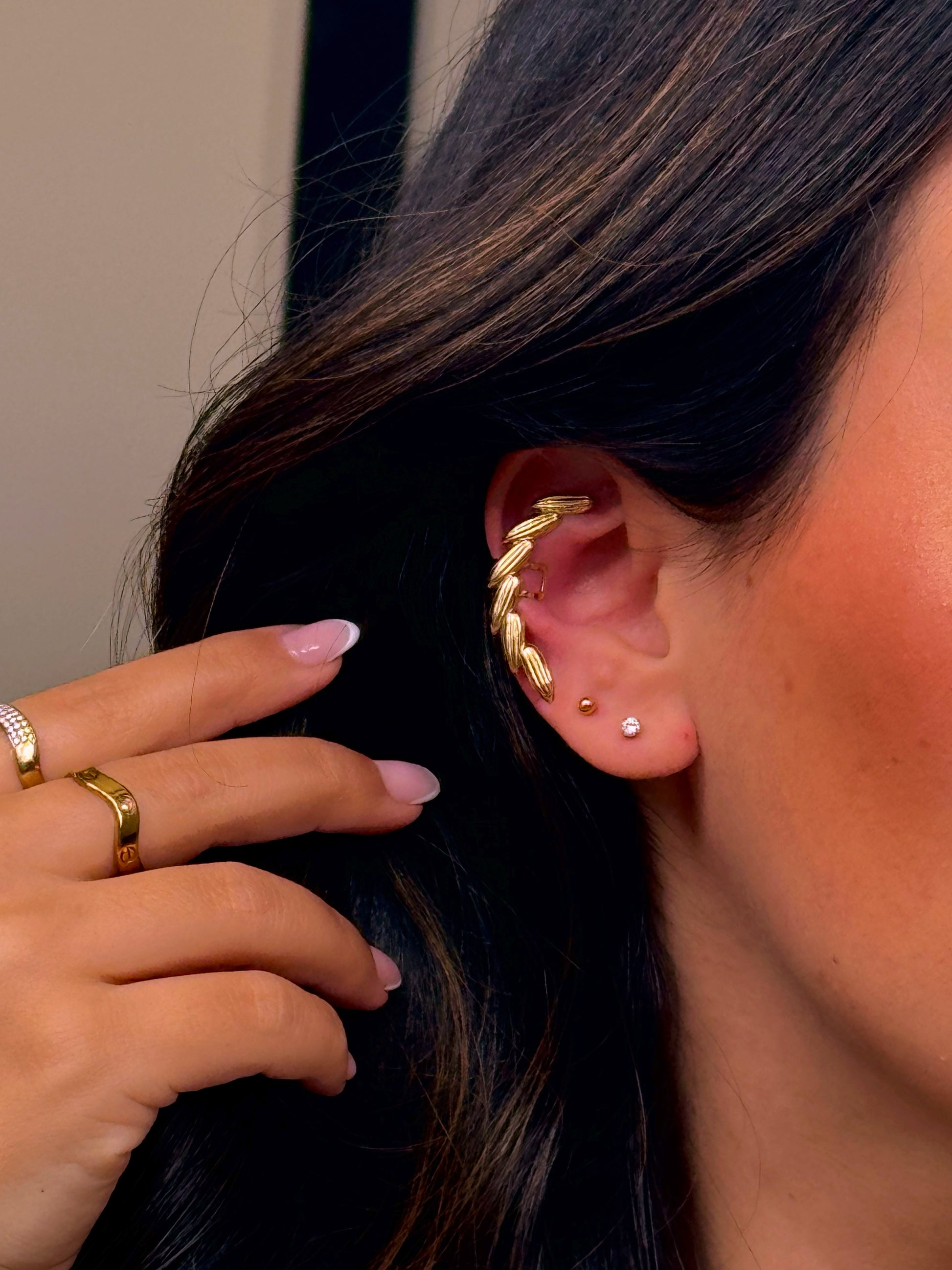 Earcuff ajustável • efeito espiga com relevos | Dourado - aço inoxidável