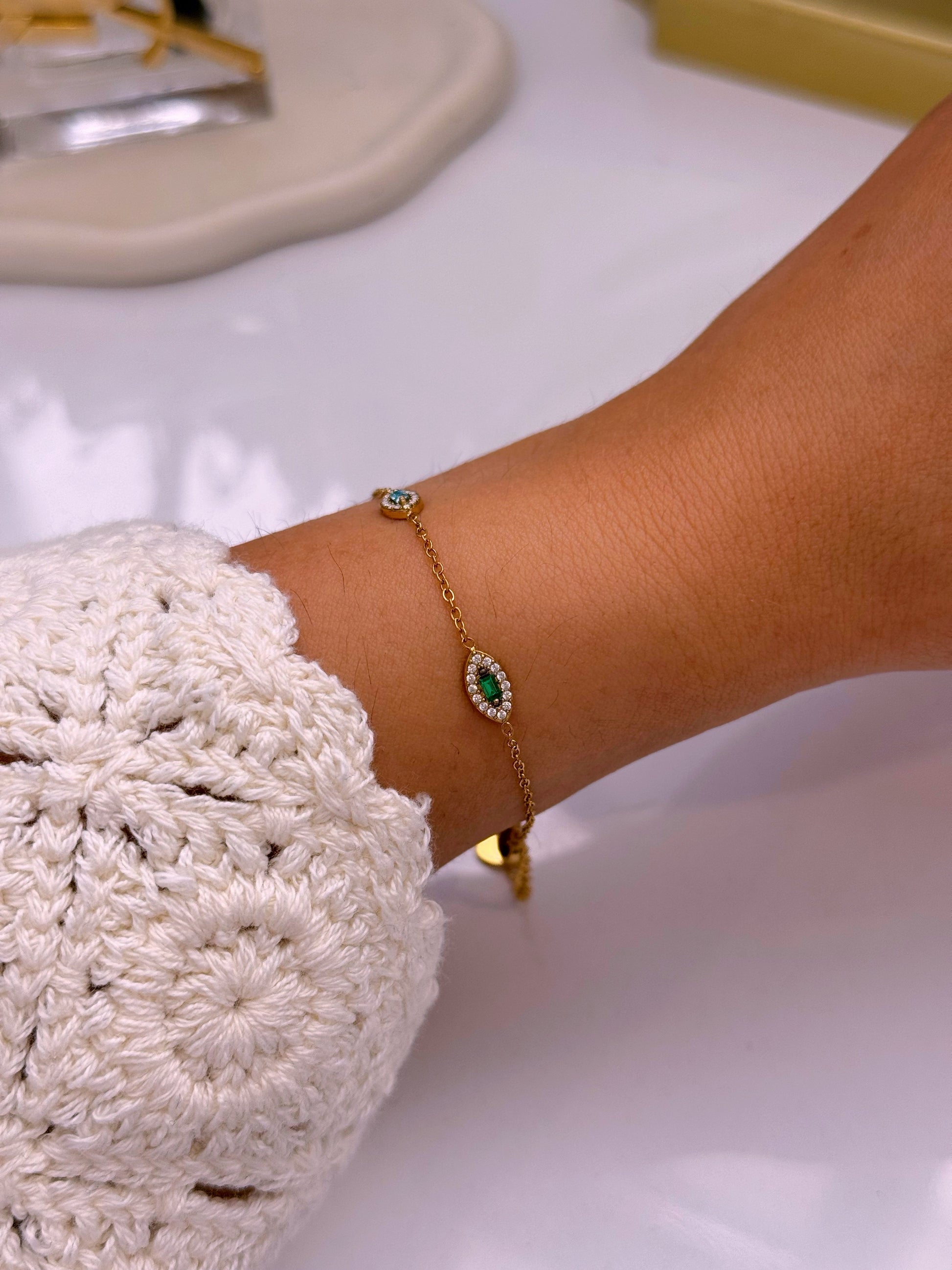 Pulseira olho grego com 3 brilhantes coloridos | Dourada
