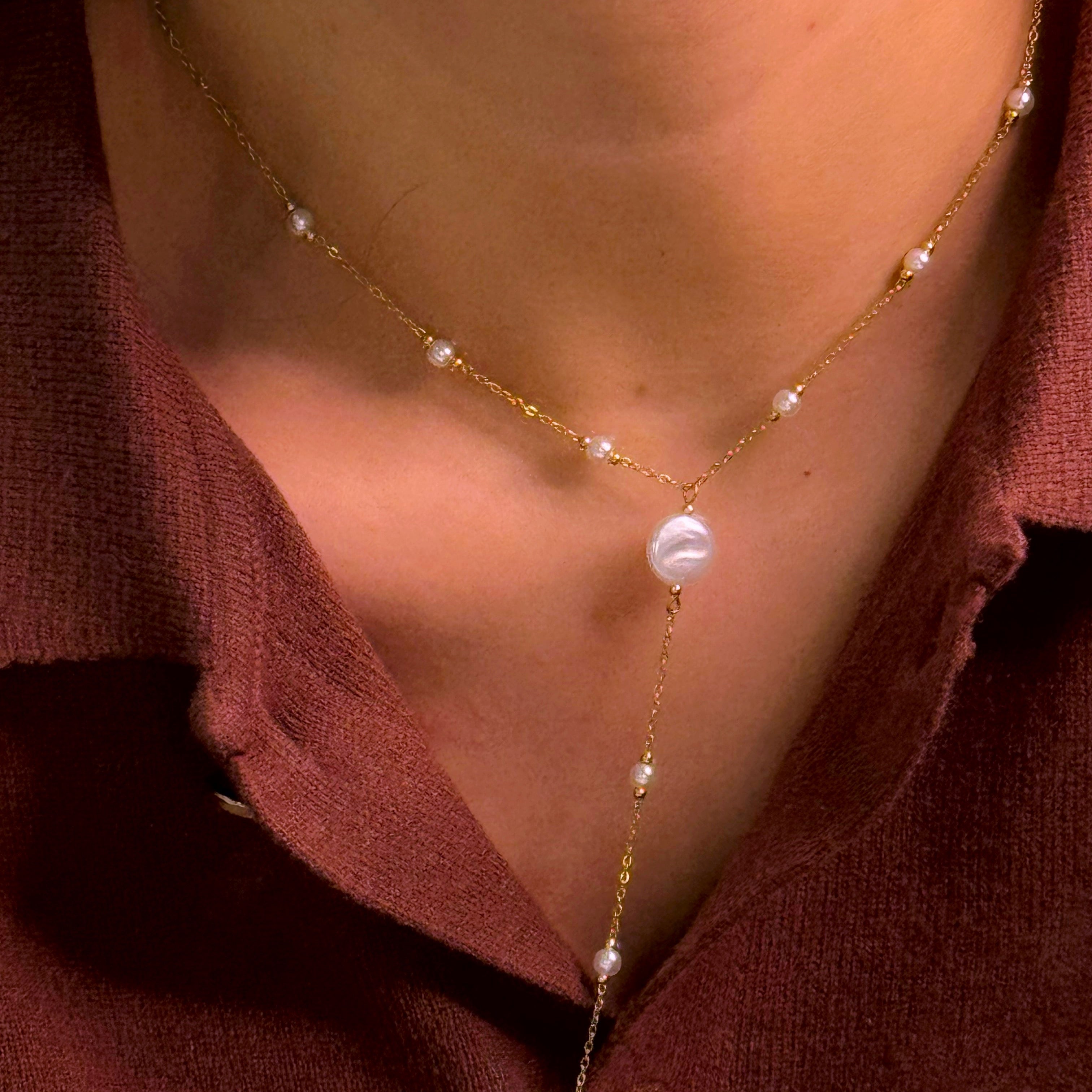 Colar com pérolas irregulares e pendente | Dourado