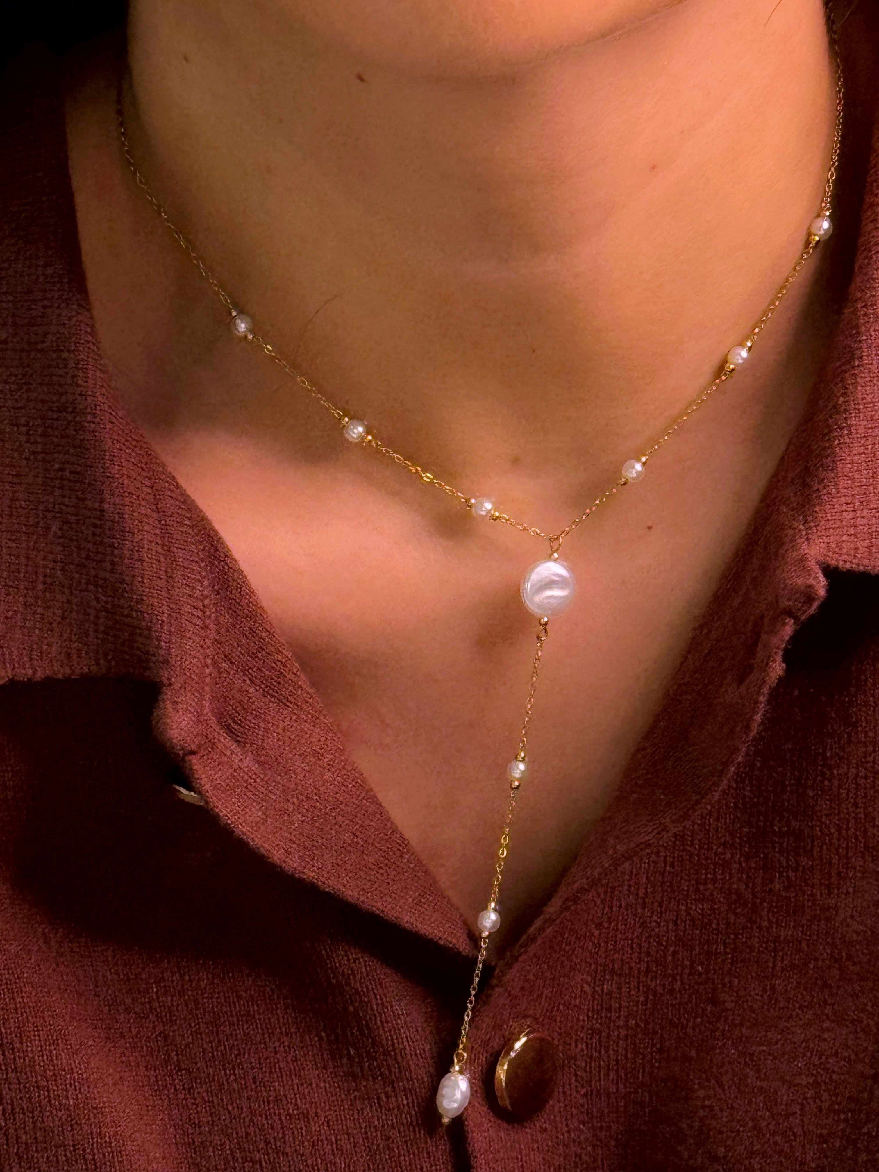 Colar com pérolas irregulares e pendente | Dourado