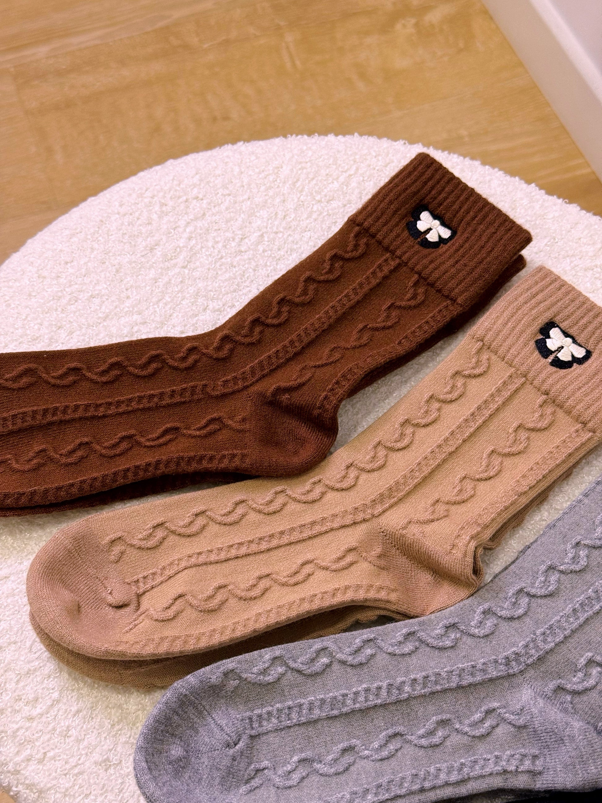 Meias de malha com lacinho bordado • com algodão e lã | 4 cores