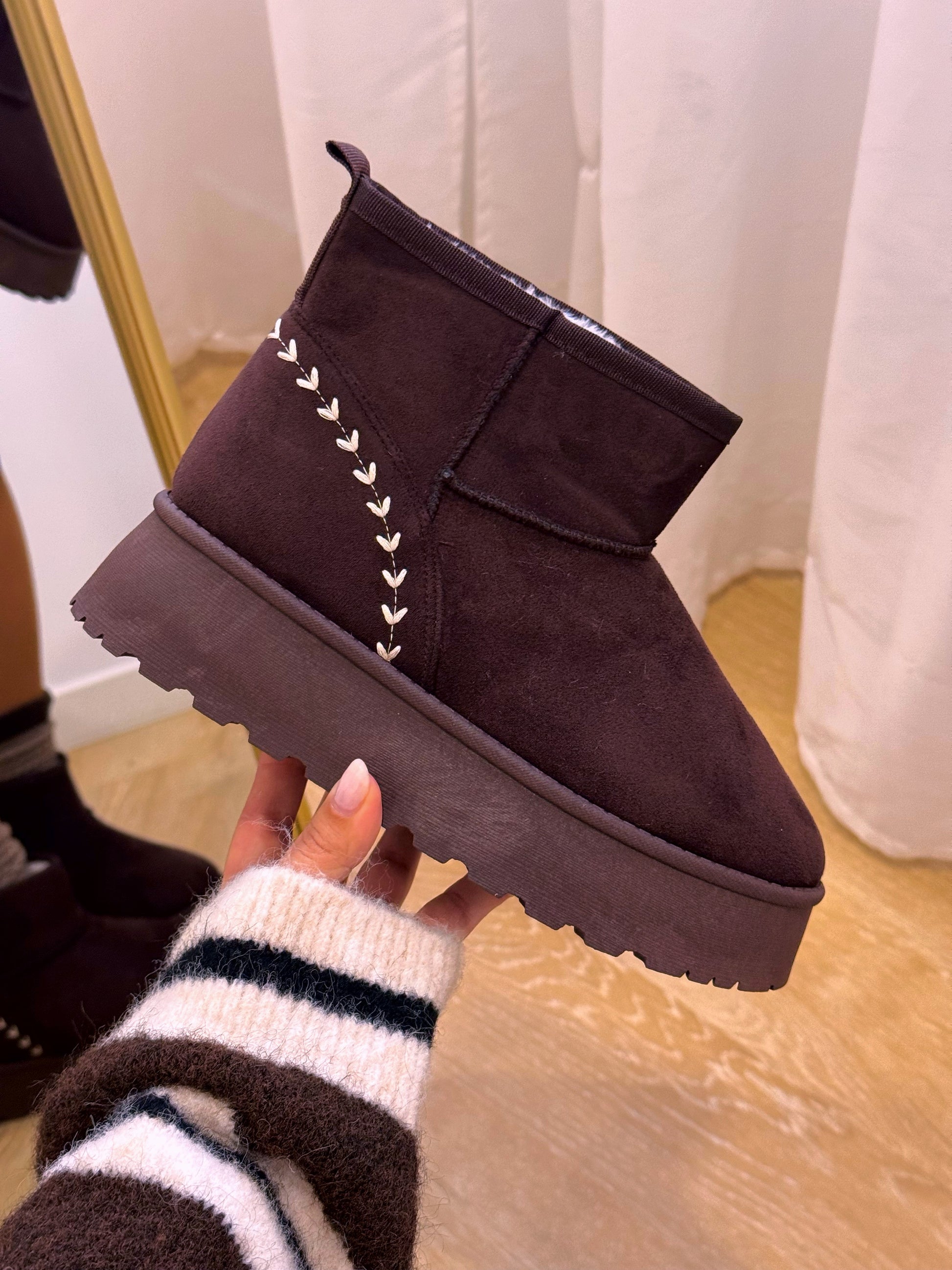 Bota pantufa com pelinho e detalhe bordado | Castanho