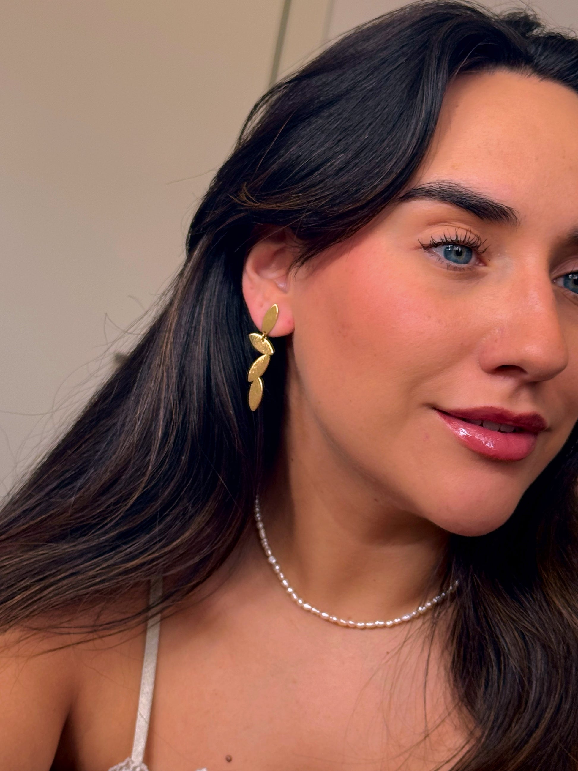 Brincos elegantes folhas em pendente | Dourado escovado