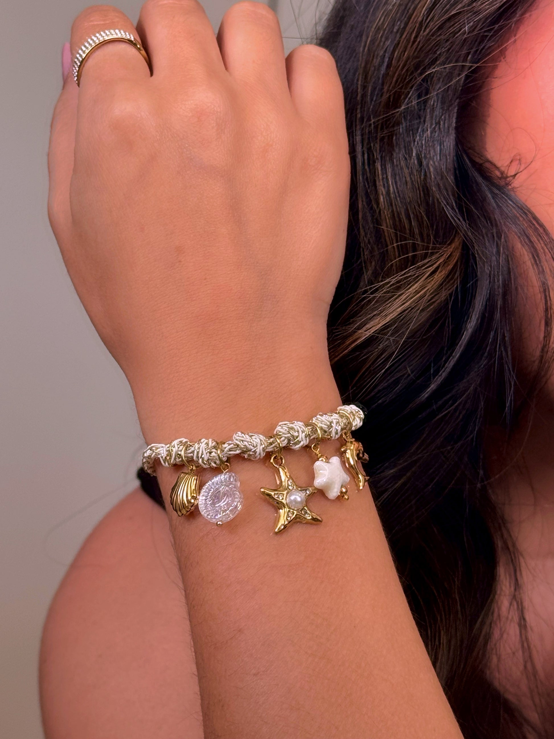 𝐄𝐝𝐢𝐜̧𝐚̃𝐨 𝐋𝐢𝐦𝐢𝐭𝐚𝐝𝐚 𝐕𝐞𝐫𝐚̃𝐨 🐚 Pulseira cordão entrançada com estrela do mar e vários pendentes | Dourado