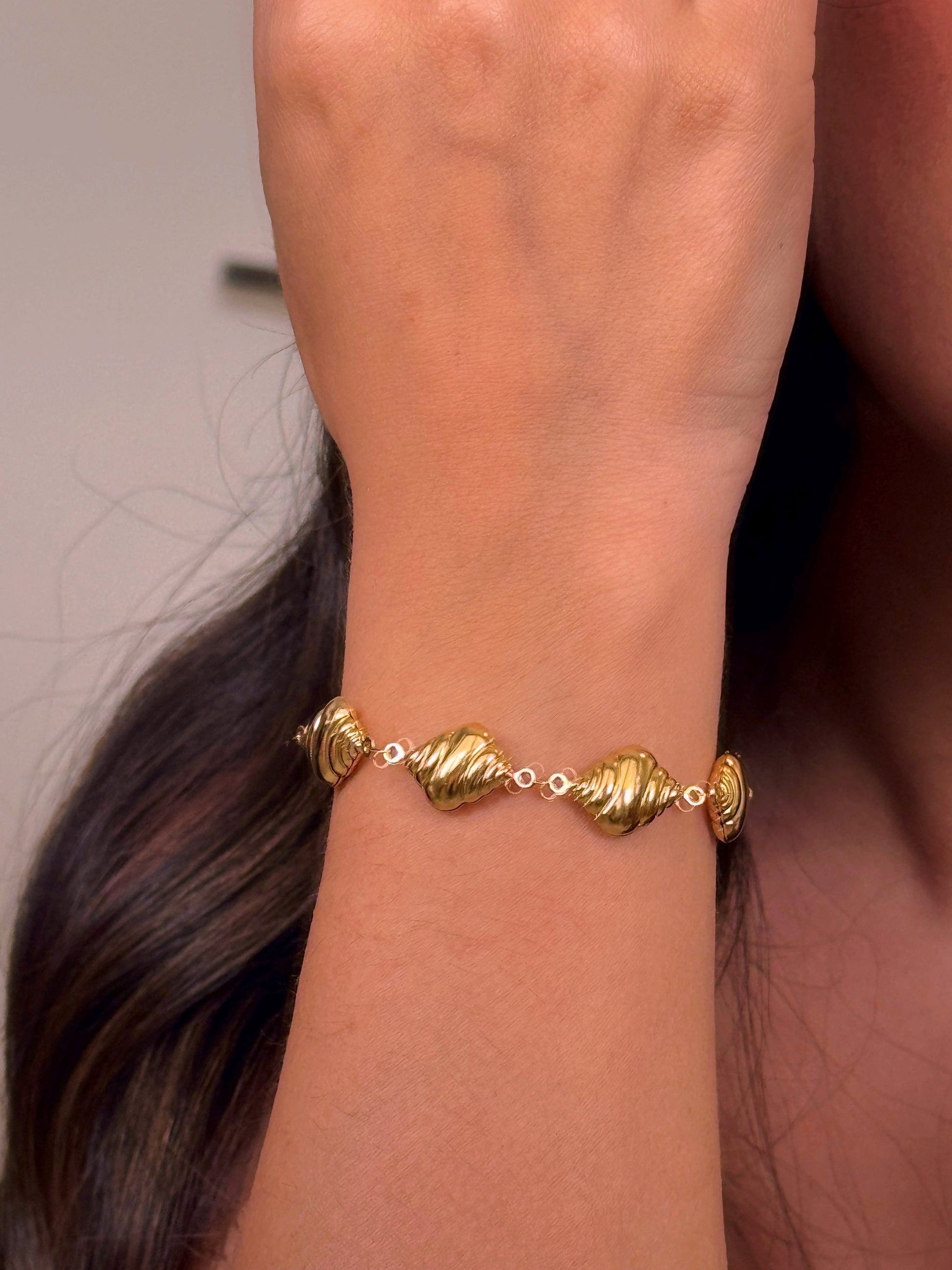 𝐄𝐝𝐢𝐜̧𝐚̃𝐨 𝐋𝐢𝐦𝐢𝐭𝐚𝐝𝐚 𝐕𝐞𝐫𝐚̃𝐨 🐚 Pulseira búzios com relevo | Dourado