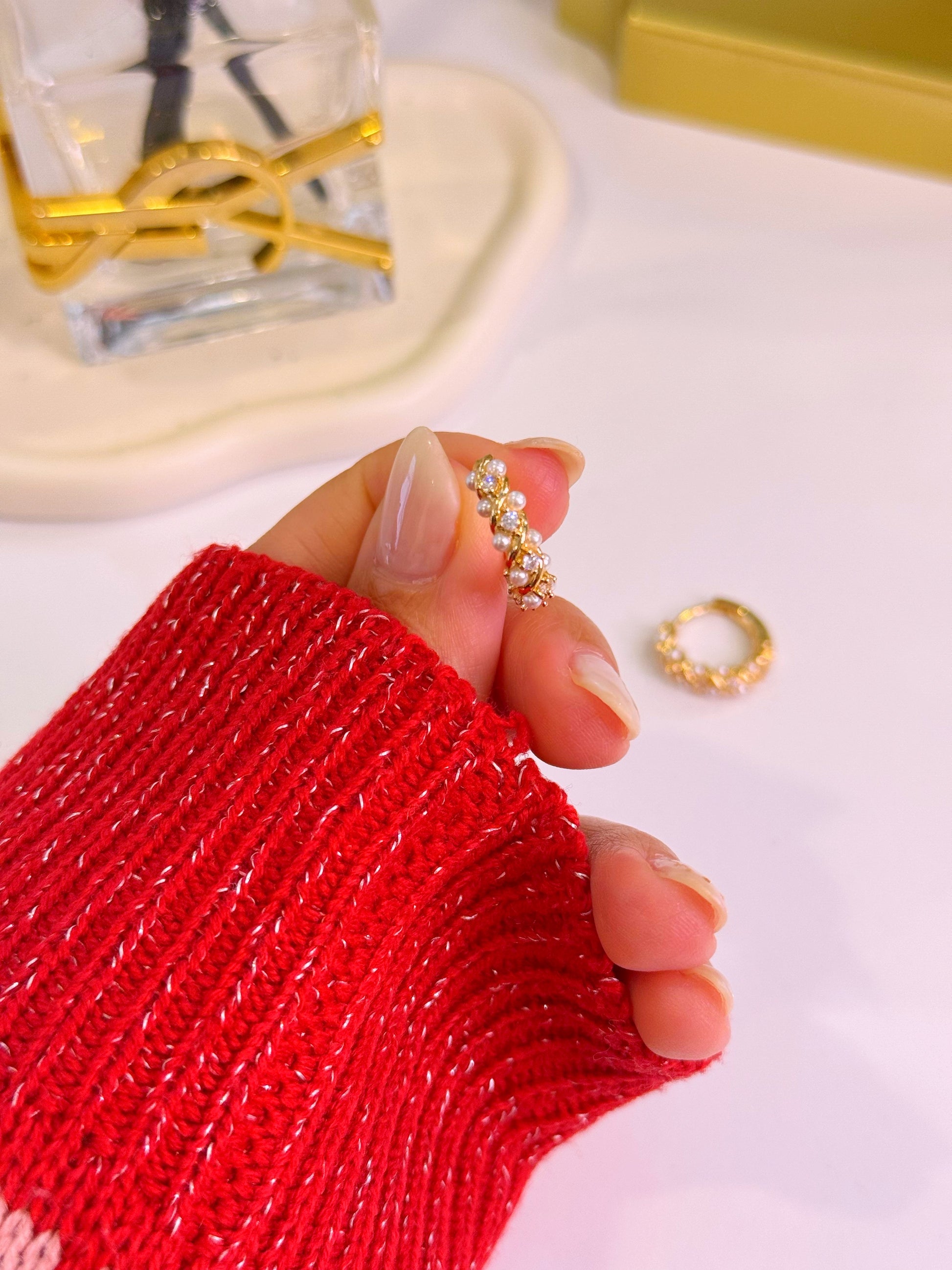 Argolas efeito torcido com pérolas e brilhantes | Dourado