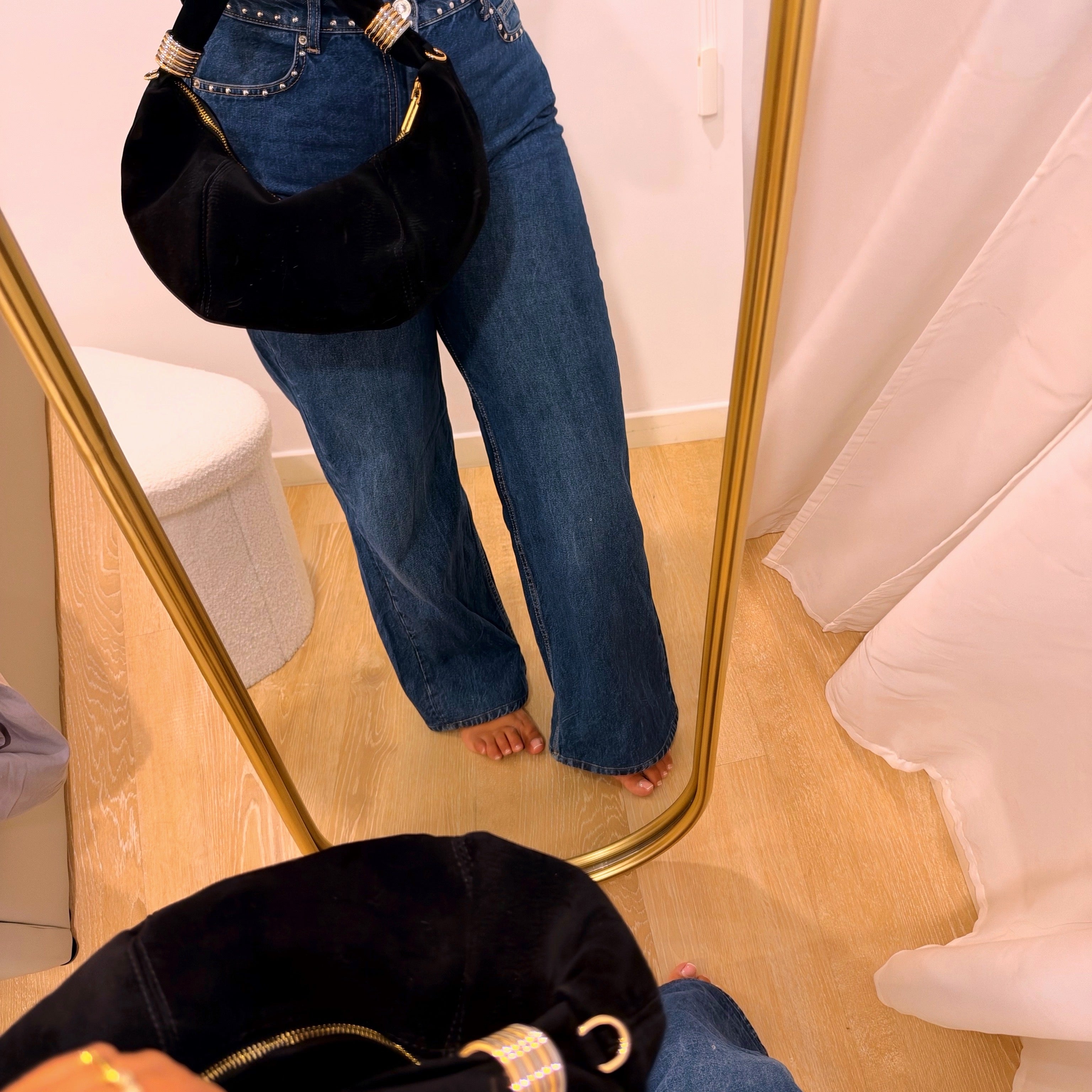 Mala de ombro estilo hobo com mix de argolas metálicas | Preta • toque aveludado