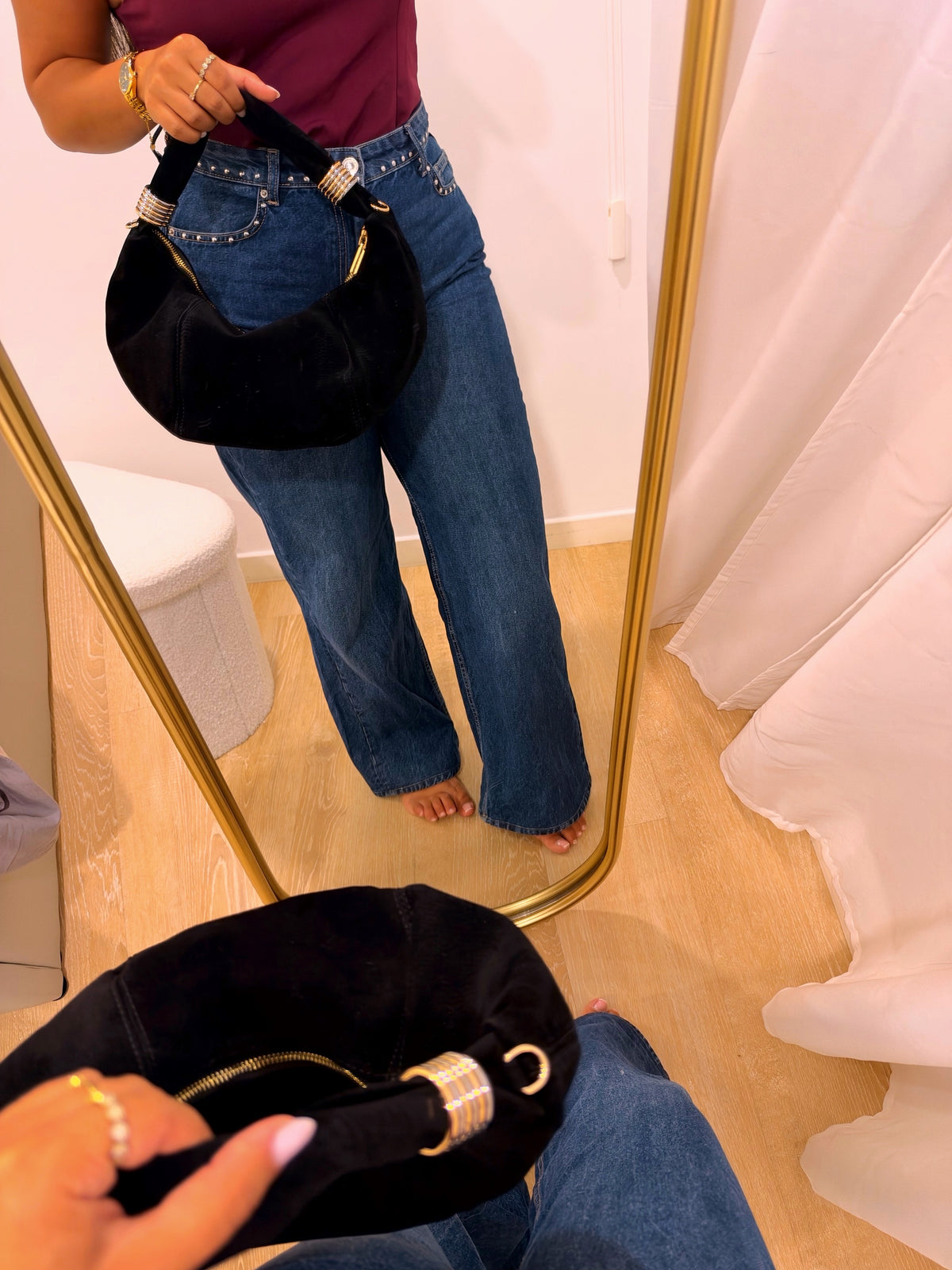 Mala de ombro estilo hobo com mix de argolas metálicas | Preta • toque aveludado