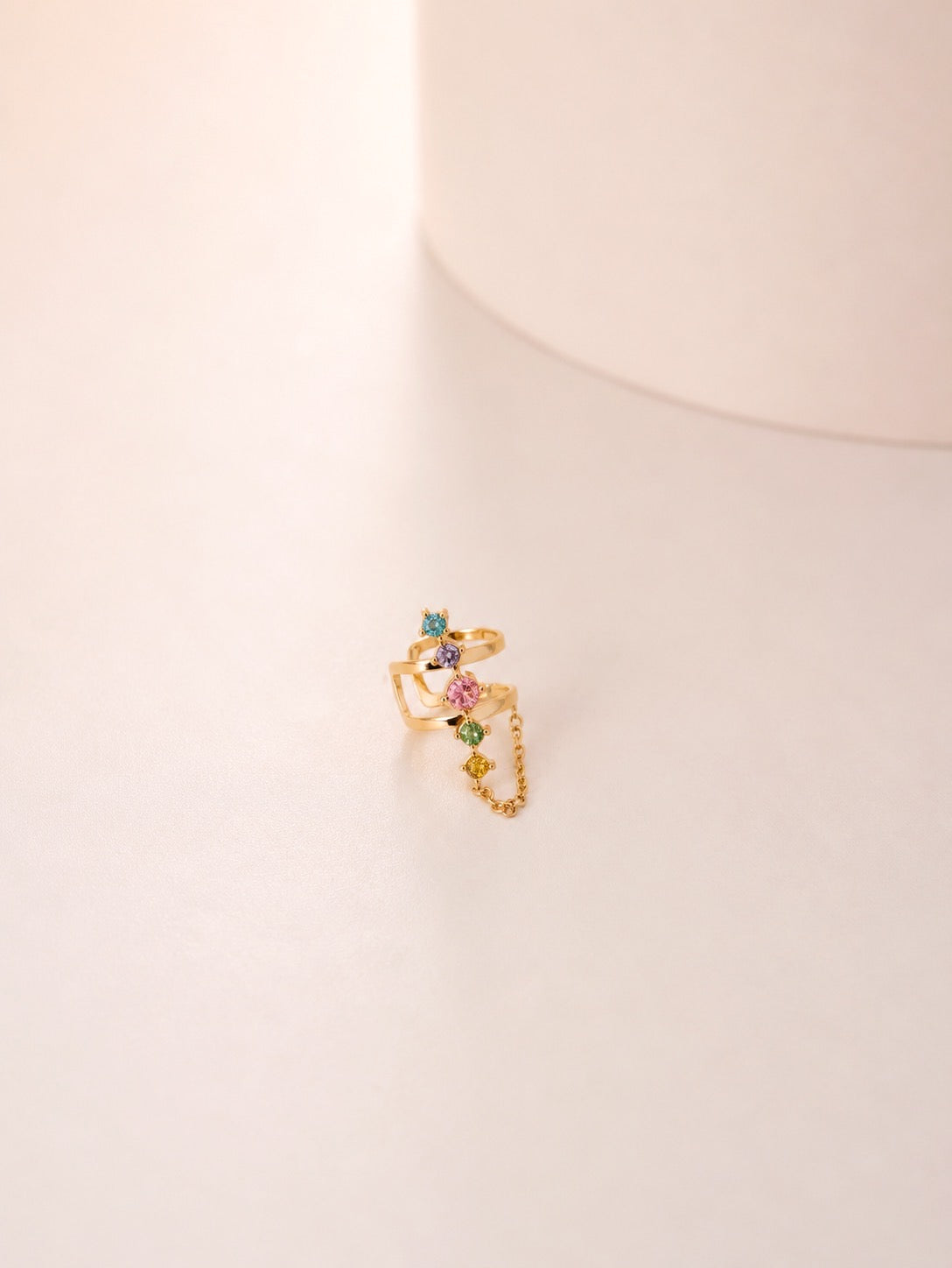 Earcuff ajustável • contorno de brilhantes coloridos | Dourado - aço inoxidável