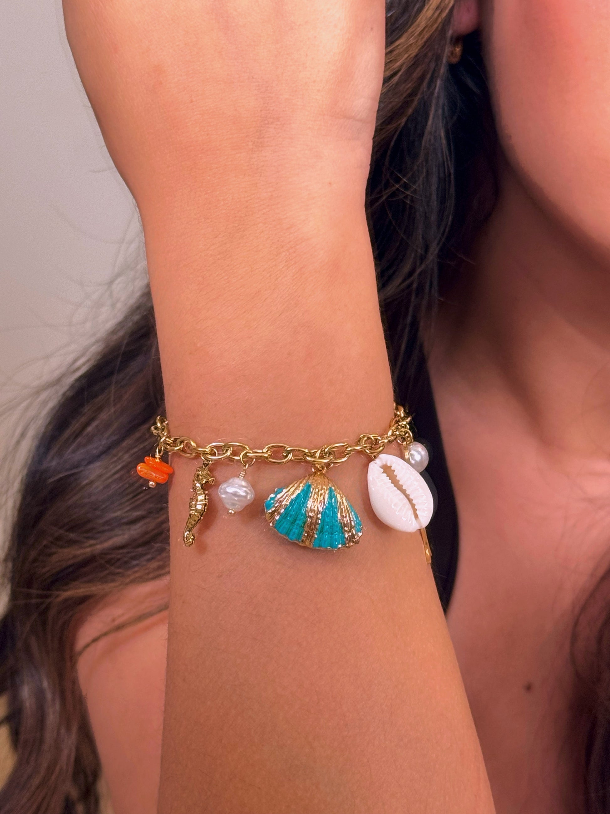 𝐄𝐝𝐢𝐜̧𝐚̃𝐨 𝐋𝐢𝐦𝐢𝐭𝐚𝐝𝐚 𝐕𝐞𝐫𝐚̃𝐨 🐚 Pulseira corrente com concha turquesa e vários pendentes | Dourado