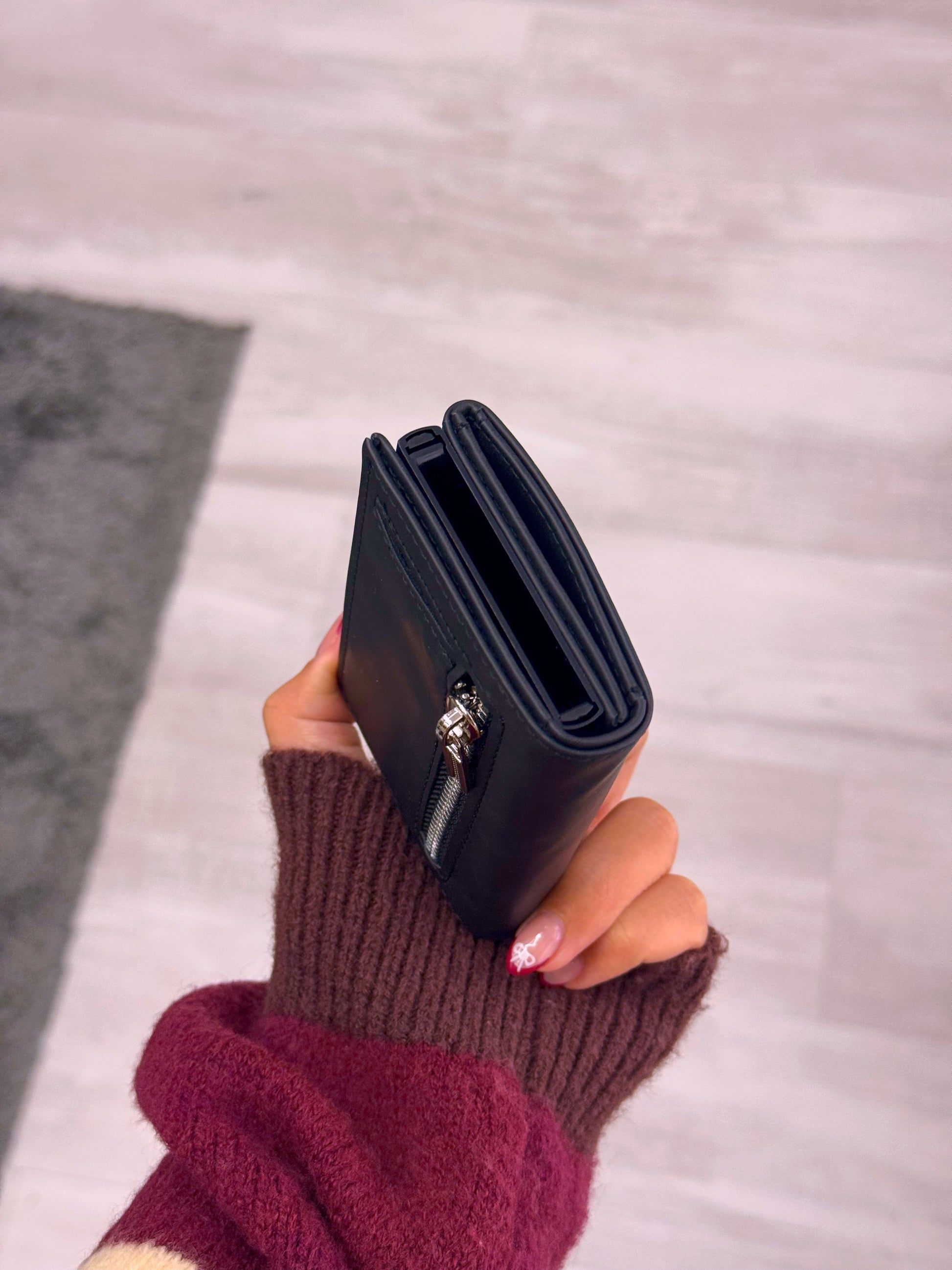 Porta cartões com fecho e aba extra para notas  | Preto