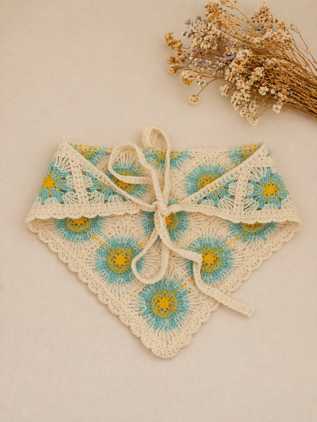 Bandana multifuncional em croché | Bege com Flores Azuis