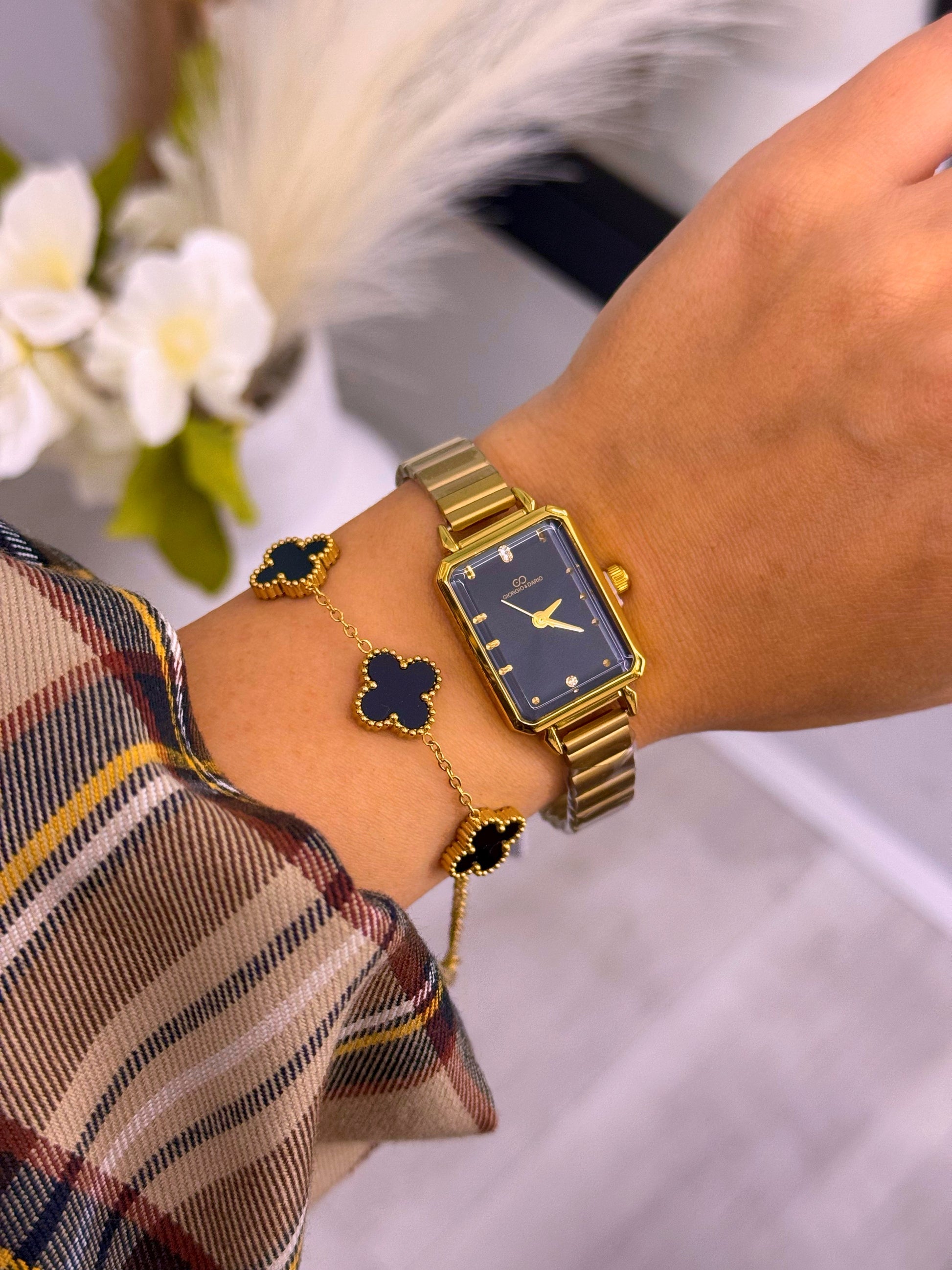 Relógio analógico dourado com mostrador retangular | Preto