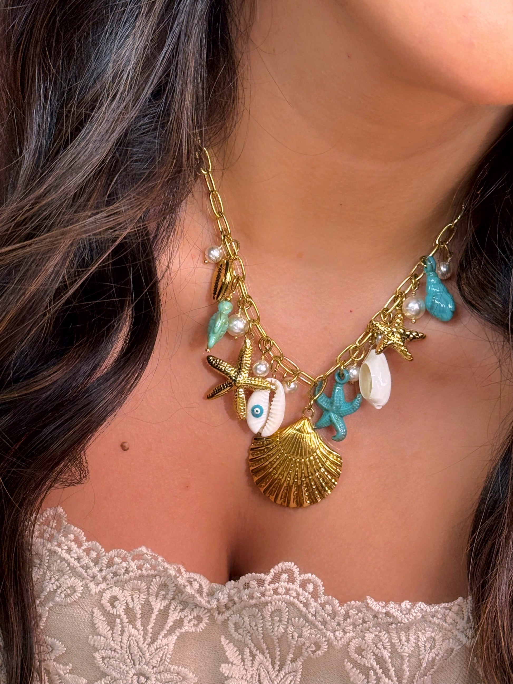𝐄𝐝𝐢𝐜̧𝐚̃𝐨 𝐋𝐢𝐦𝐢𝐭𝐚𝐝𝐚 𝐕𝐞𝐫𝐚̃𝐨 🐚 Colar corrente com estrela do mar turquesa e vários pendentes | Dourado
