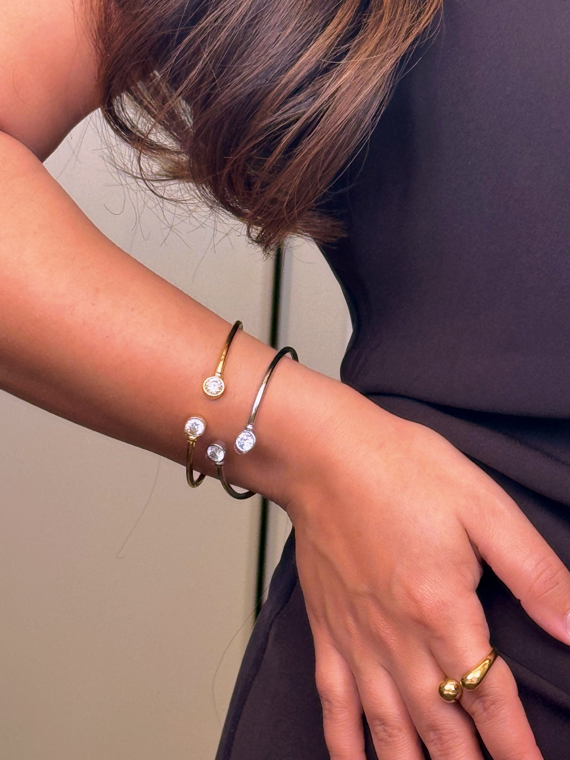 Pulseira rígida com 2 brilhantes | 2 Cores