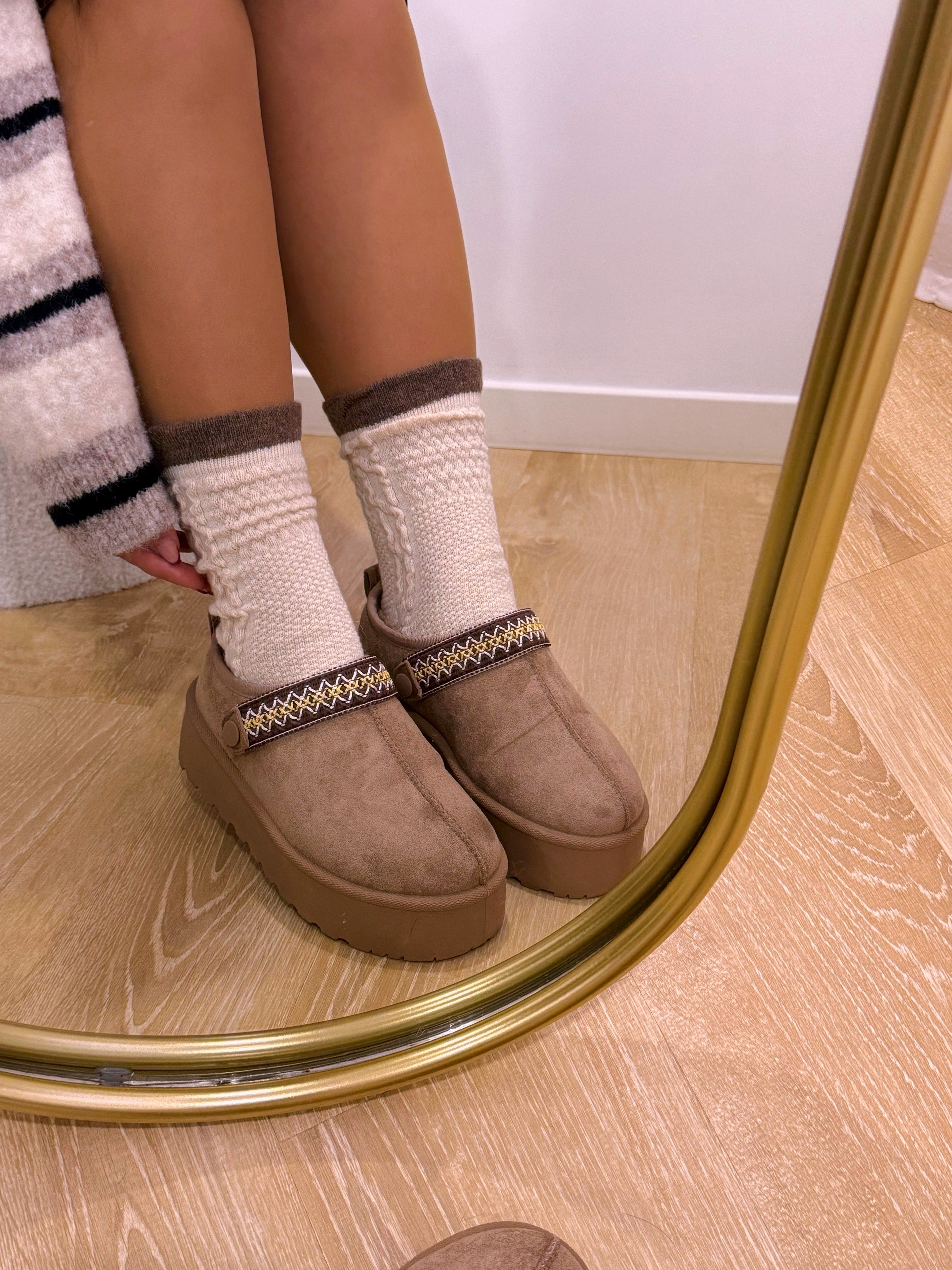 Pantufa com pelinho e fita bordada | Khaki