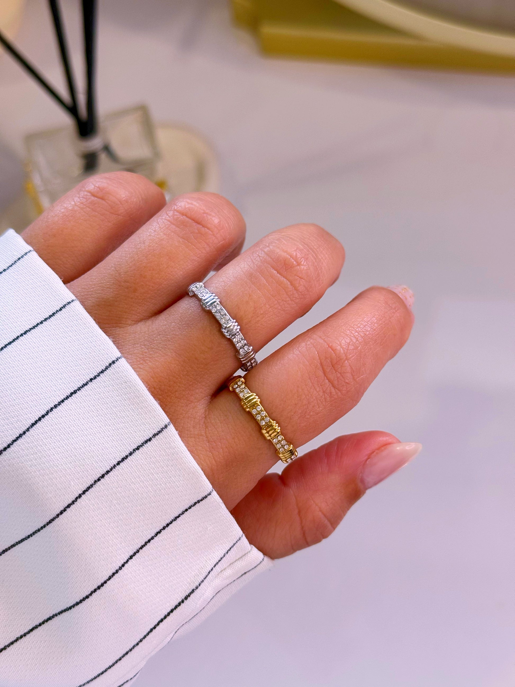 Anel ajustável pormenores relevos e brilhantes | 2 Cores