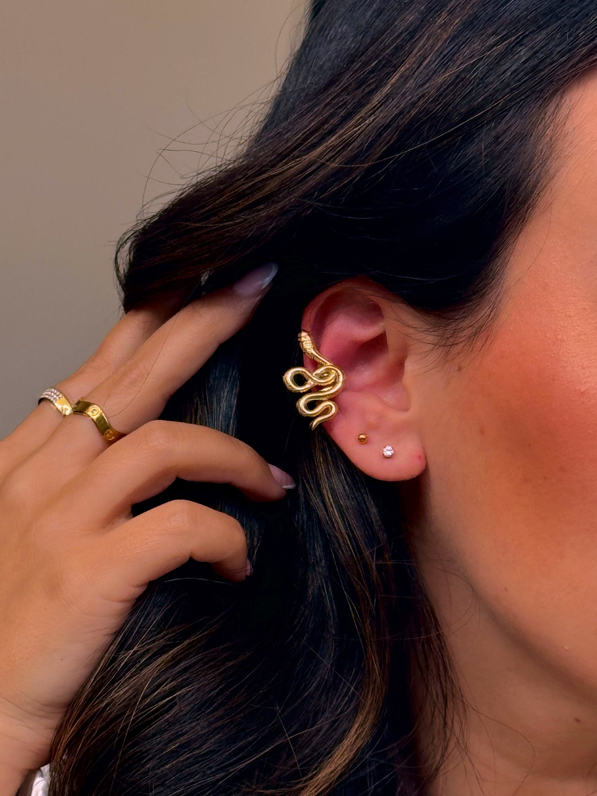 Earcuff ajustável • serpente com relevos | Dourado - aço inoxidável