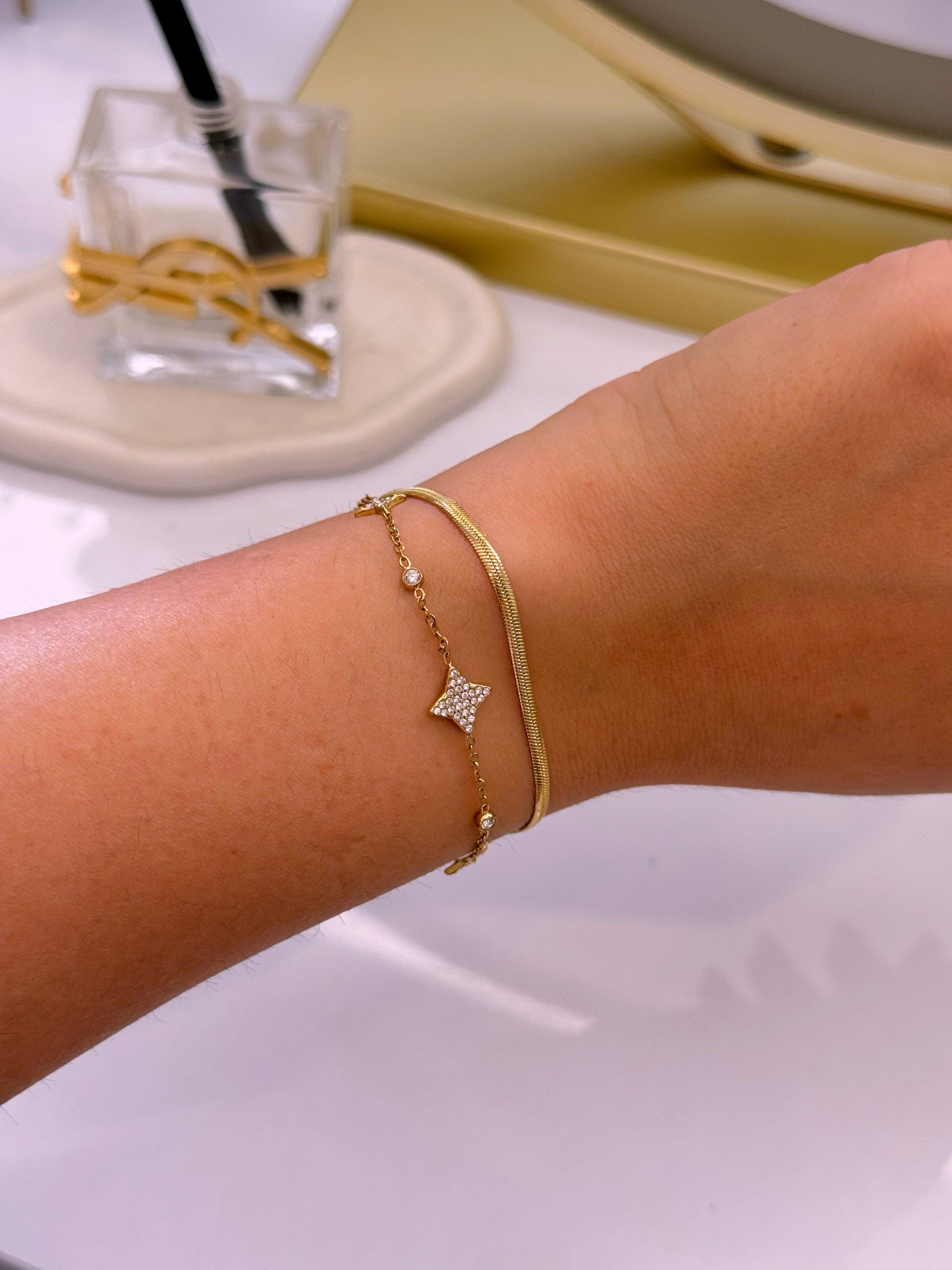 Pulseira efeito duplo malha achatada e malha fininha com estrelas e brilhantes | Dourado