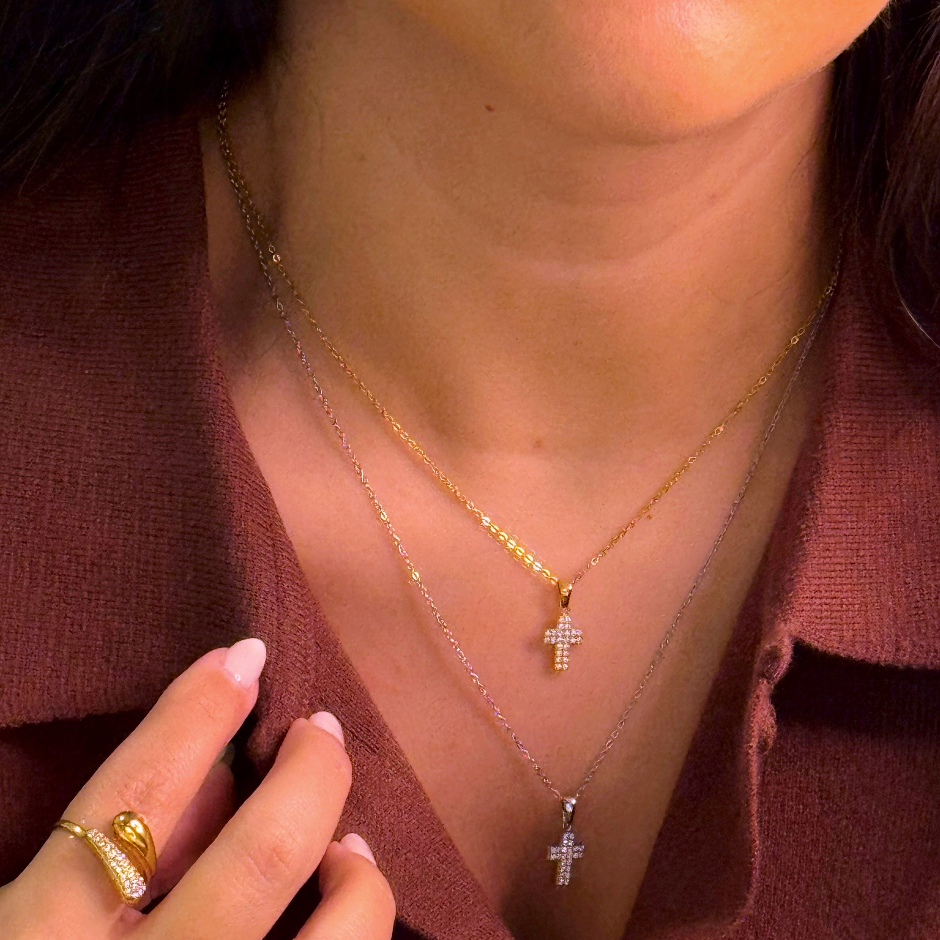 Colar malha fininha com mini cruz em brilhantes | 2 cores