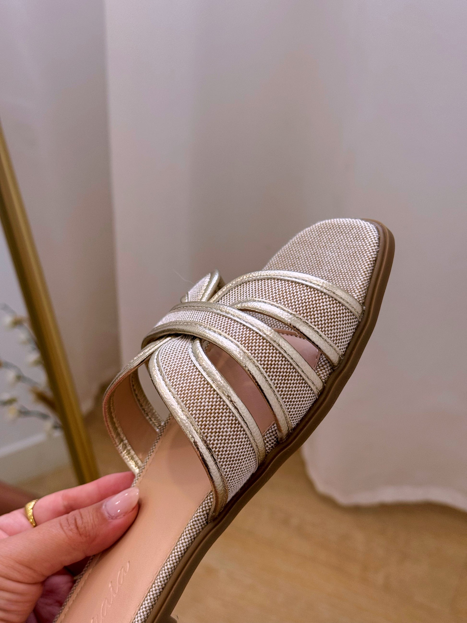Chinelo com fivelas entrelaçadas | Bege e Dourado