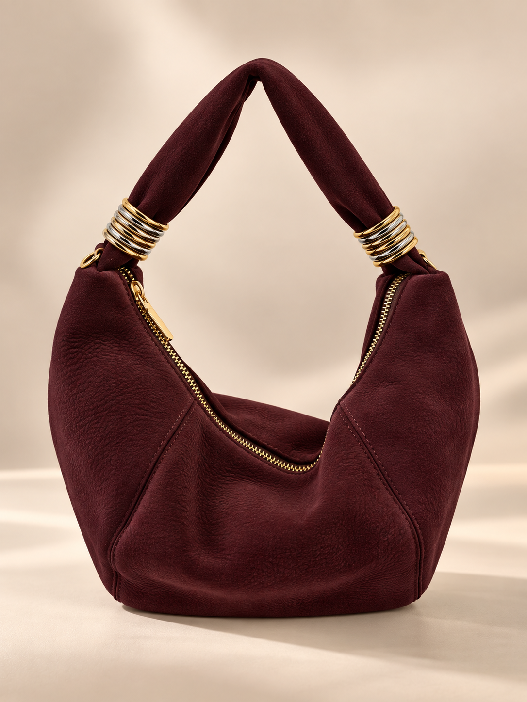 Mala de ombro estilo hobo com mix de argolas metálicas | Bordô • toque aveludado