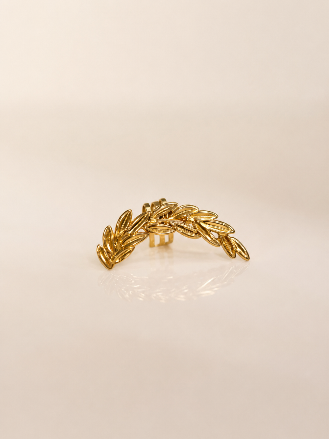 Earcuff ajustável • efeito folhinha com relevos | Dourado - aço inoxidável