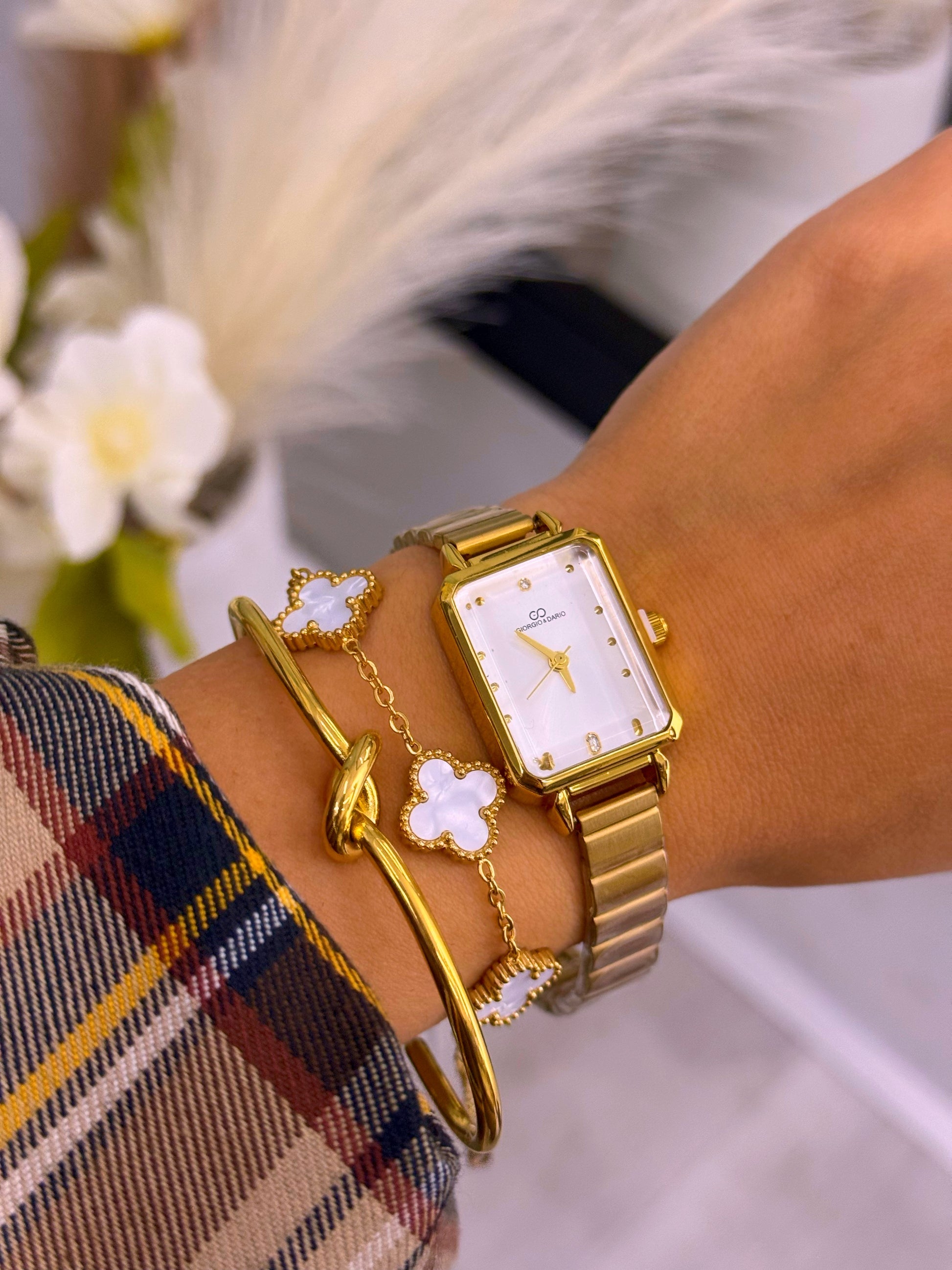 Relógio analógico com mostrador retangular | Dourado