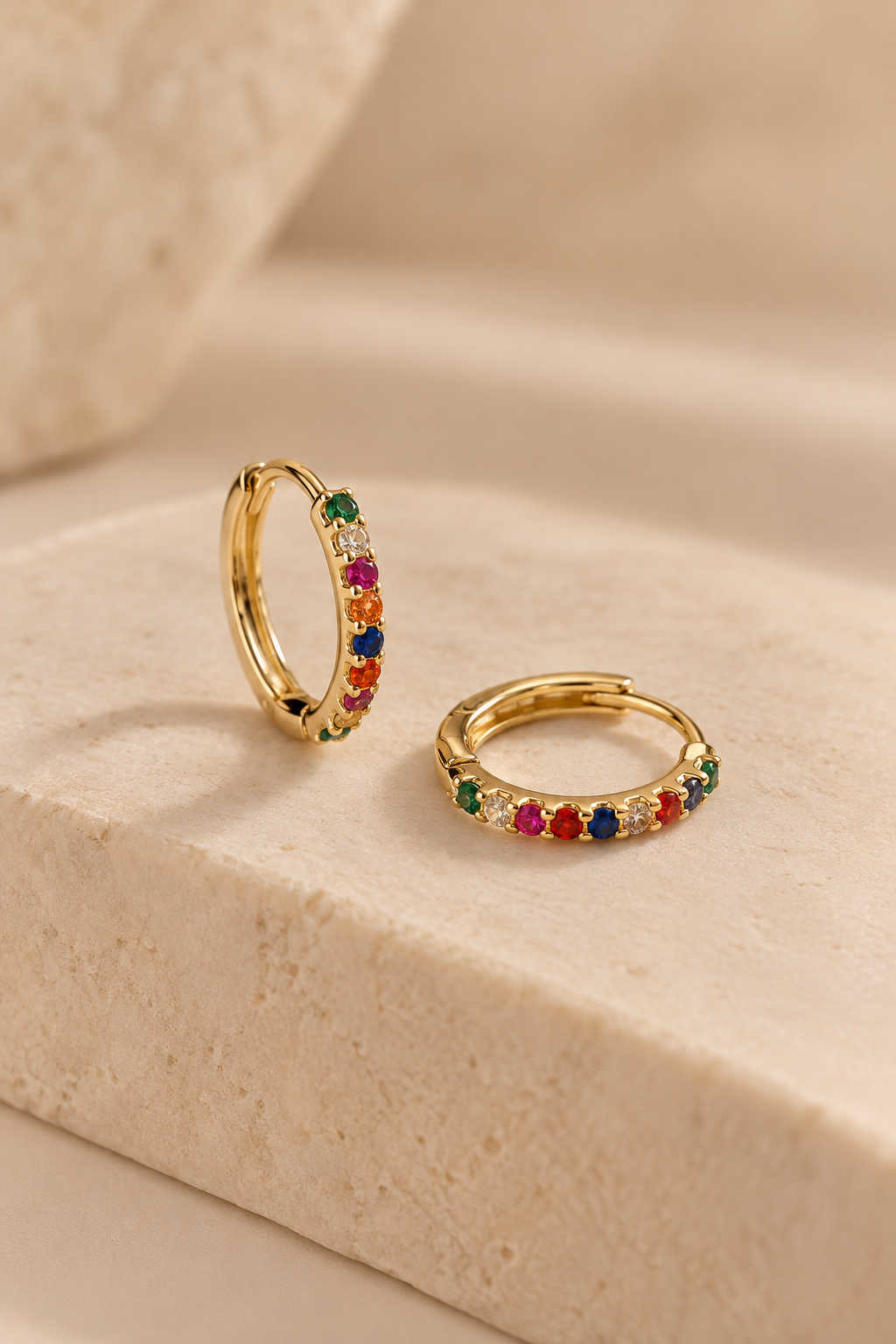 Argolinhas básicas com pedrinhas coloridas • Dourado
