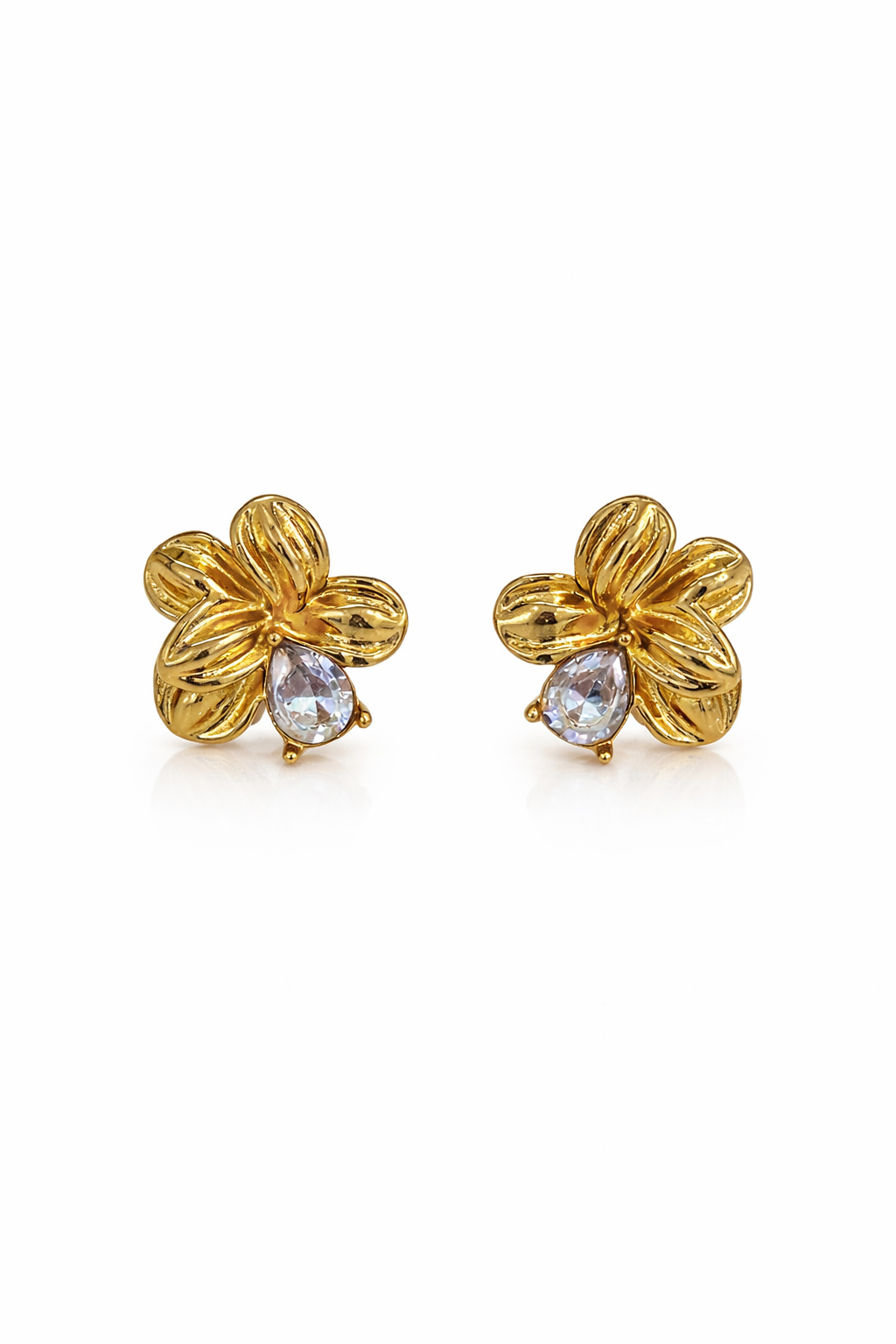 Brincos formato flor trabalhada com brilhante gota | Dourado