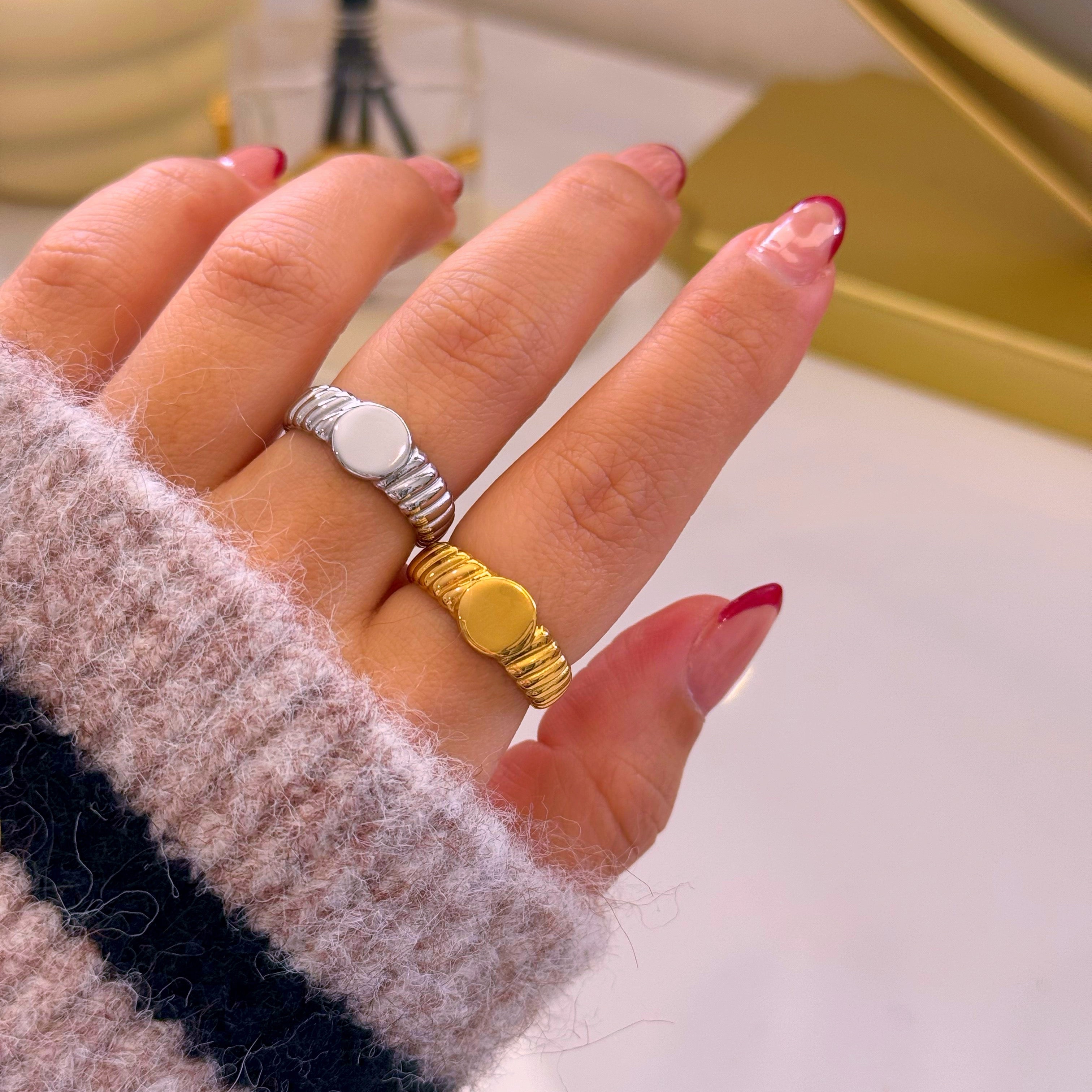 Anel ajustável com texturas e medalha redonda | 2 Cores