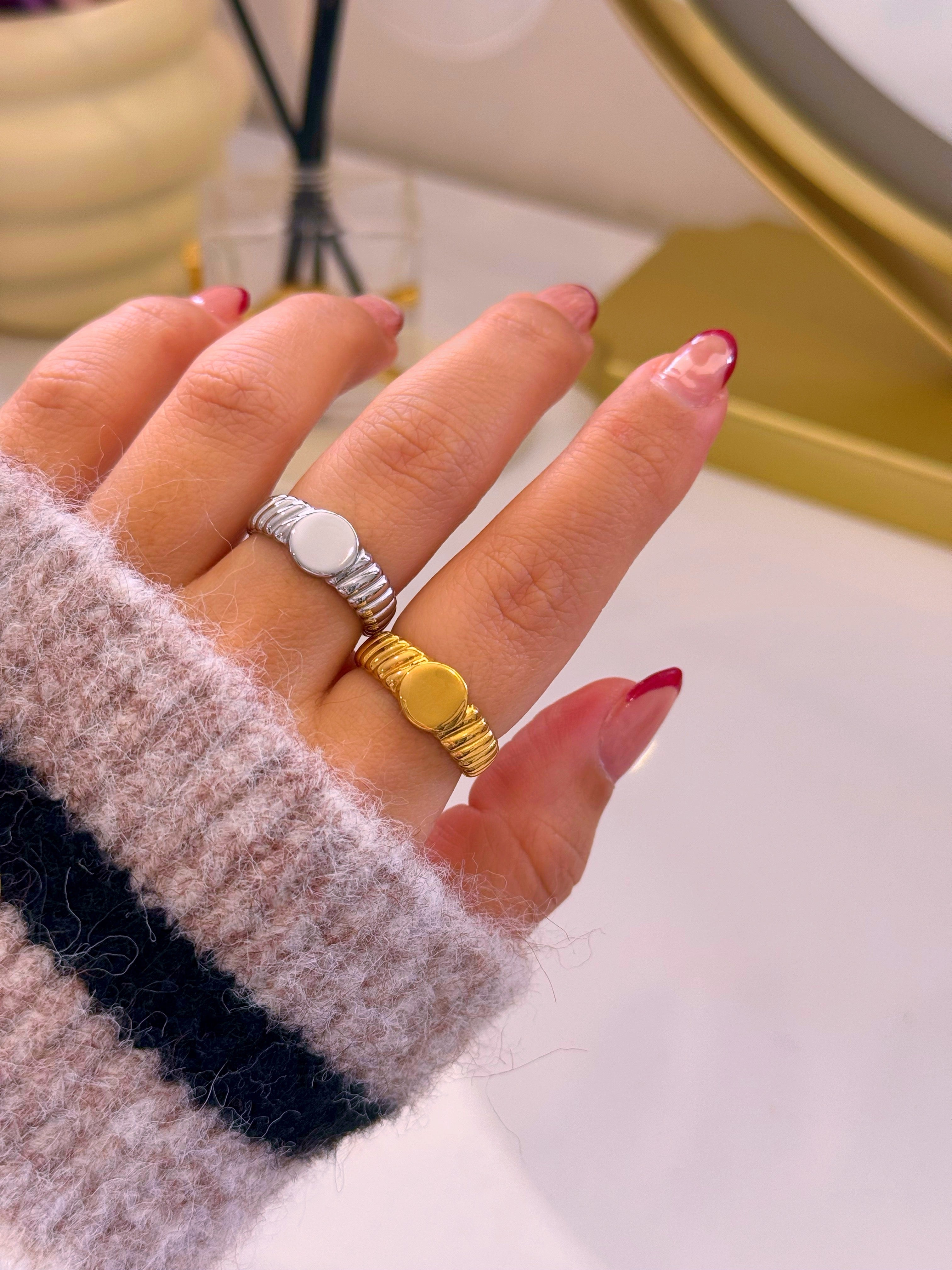 Anel ajustável com texturas e medalha redonda | 2 Cores