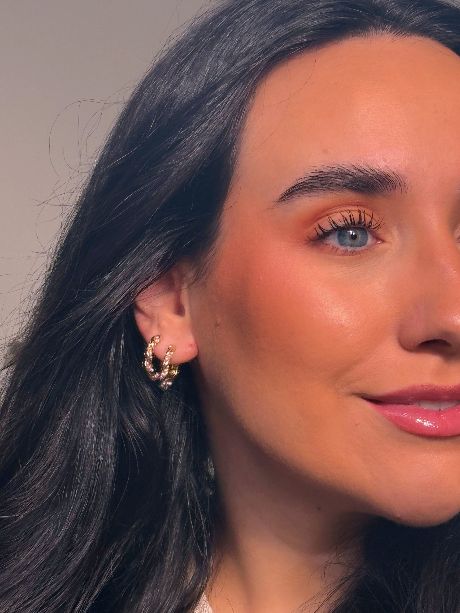 Argolas médias efeito torcido com pérolas | Dourado