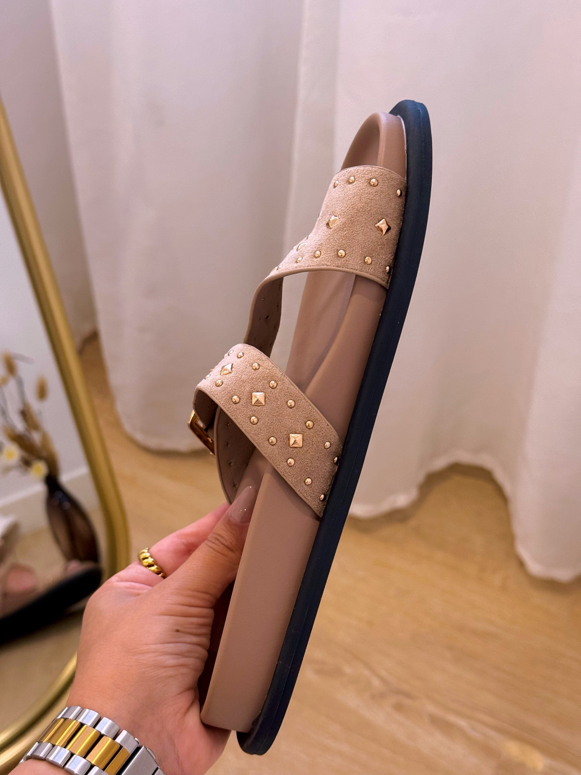Chinelo com fivela cruzada e pormenores dourados | Khaki