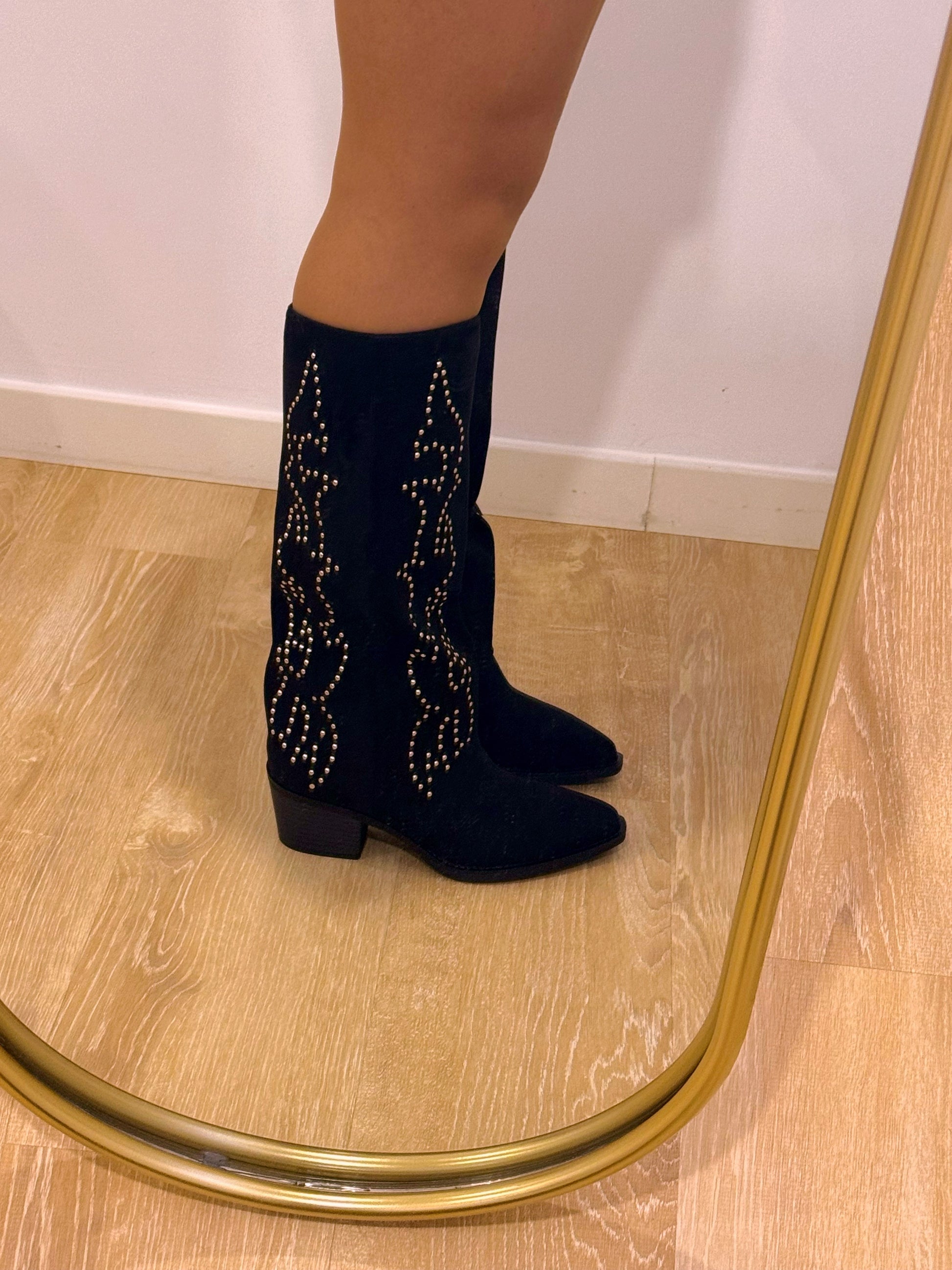 Bota com efeito camurça e pormenores metálicos • Preto